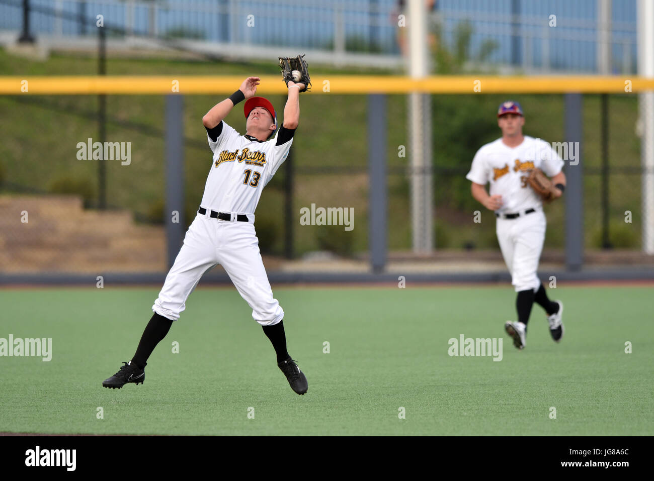 Morgantown, West Virginia, USA. 3 juillet, 2017. La Virginie de l'ouest de l'ours noir shortstop ANDREW WALKER (13) capture un pop-up au cours de la 3 Juillet 2017 Nouvel York-Penn league match à Monongalia Comté Ballpark de Morgantown, WV. Credit : Ken Inness/ZUMA/Alamy Fil Live News Banque D'Images