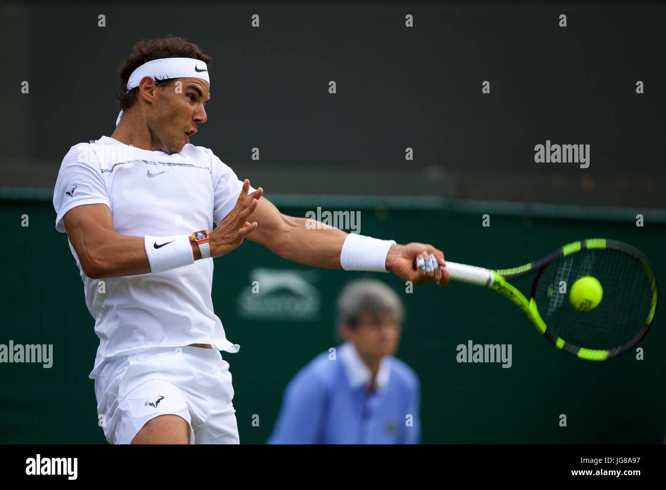 Londres, Royaume-Uni. 3 juillet, 2017. Rafael Nadal de l'Espagne renvoie la balle au cours de la première ronde du tournoi match contre John Millman de l'Australie au cours des championnats de Wimbledon 2017 à Londres, le 3 juillet 2017. Nadal a gagné 3-0. Credit : Jin Yu/Xinhua/Alamy Live News Banque D'Images