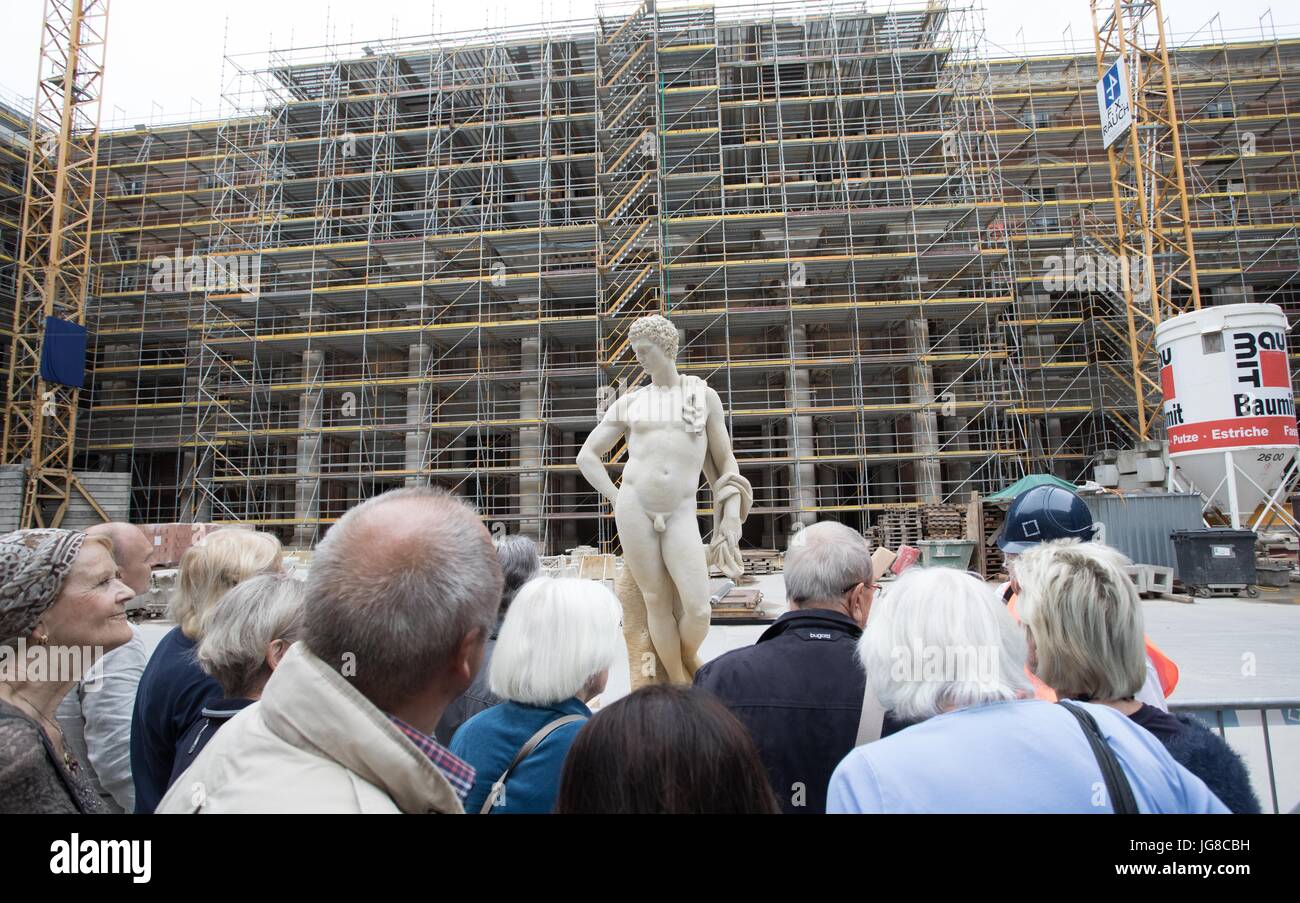 Berlin, Allemagne. 24 Juin, 2017. Les visiteurs regarder une sculpture d'Antinoüs au cours de la 'Journée chantiers ouverts" à l'avenir dans le Forum Humboldt reconstruit Berlin City Palace à Berlin, Allemagne, 24 juin 2017. Le palais est prévu pour devenir un musée ainsi qu'avec le centre de communication Le Forum Humboldt nom, ouverture en 2019. La construction en face de l'île musée coûte 590 millions d'euros. Photo : Jörg Carstensen/dpa/Alamy Live News Banque D'Images