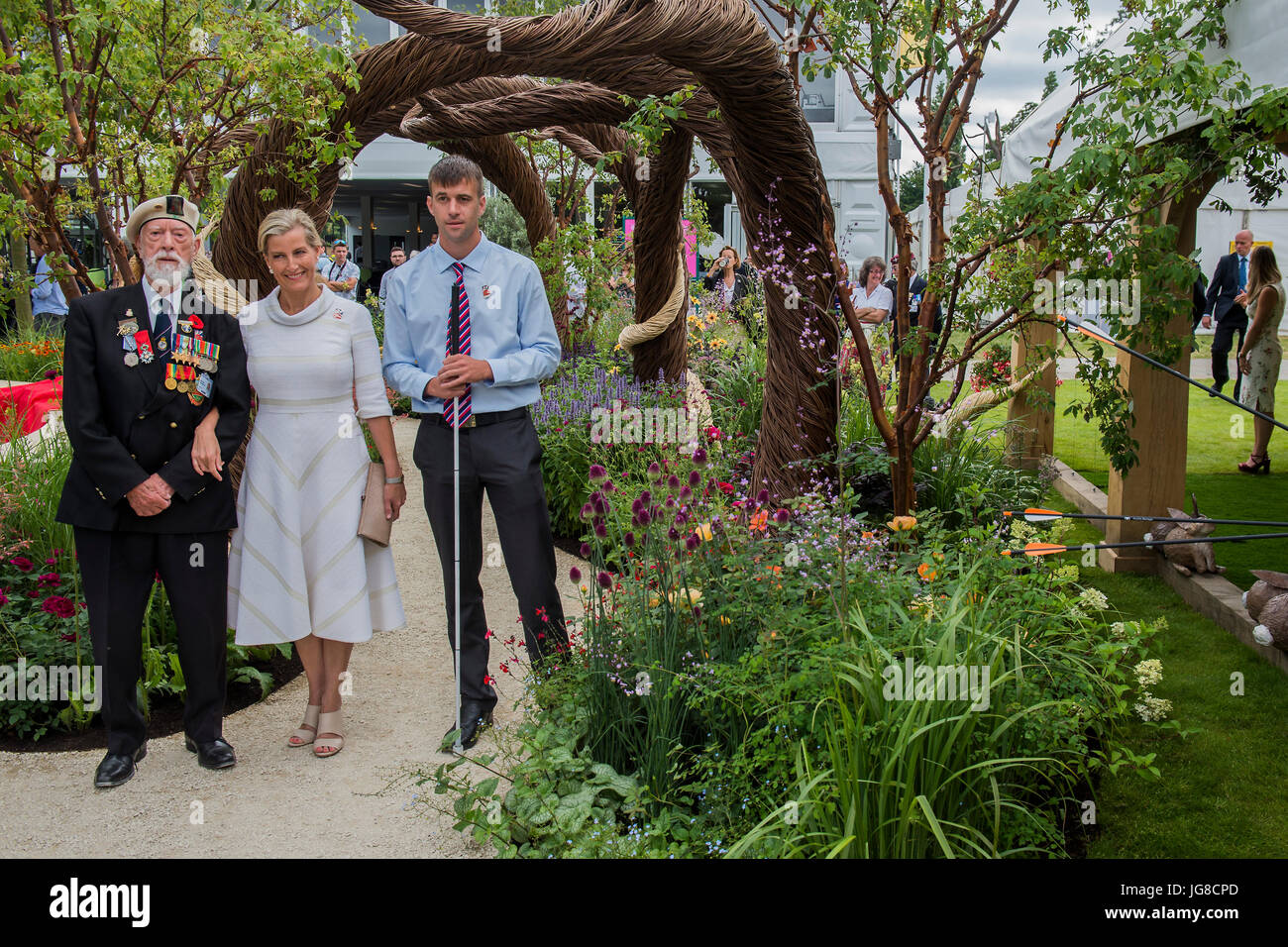 Londres, Royaume-Uni. 3 juillet, 2017. Son Altesse Royale la comtesse de Wessex, patron de l'organisme de bienfaisance, avec Lewis trinder, RN 92 convois de l'Arctique, et Darren Blancs, 30 Royal Hussars, sur Anciens Combattants aveugles UK : tout sur son jardin communautaire par Andrew Fisher Tomlin et Dan Bowyer - l'Hampton Court Flower Show, organisé par la Royal Horticultural Society (RHS). Dans le parc de l'hôtel Hampton Court Palace, Londres. Crédit : Guy Bell/Alamy Live News Banque D'Images