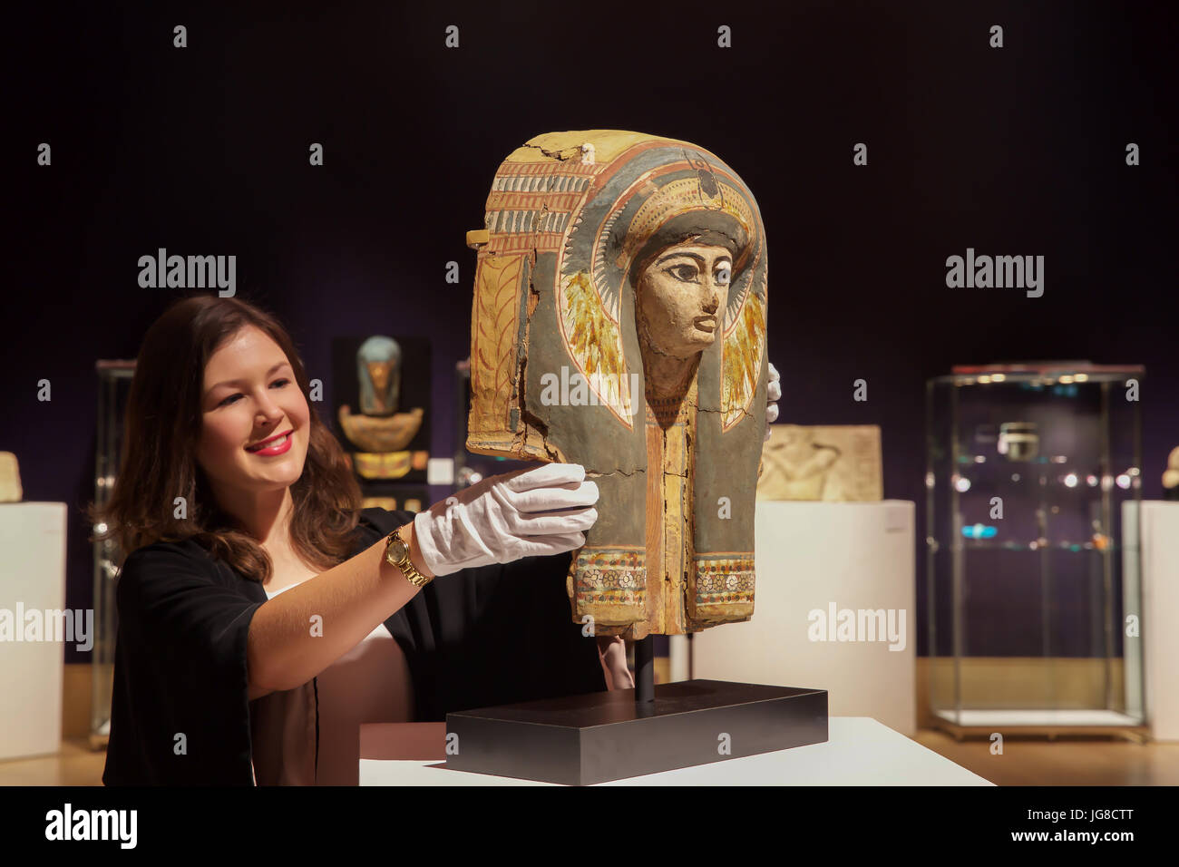 London,UK,4 Juillet 2017,un Photocall a eu lieu avant la Vente Bonhams Antiquities jeudi. La vente de premier plan est un fragment de relief calcaire égyptien talatat naming Pharaon Akhénaton et de la reine Néfertiti estimé à £60 000-£90 000. Autres faits saillants comprennent la réalisation d'un grand mâle romain en marbre buste d'une collection américaine, une tête de granit égyptien d'un prêtre et d'un romain en tête du dieu Apollon.©Keith Larby/Alamy Live News Banque D'Images