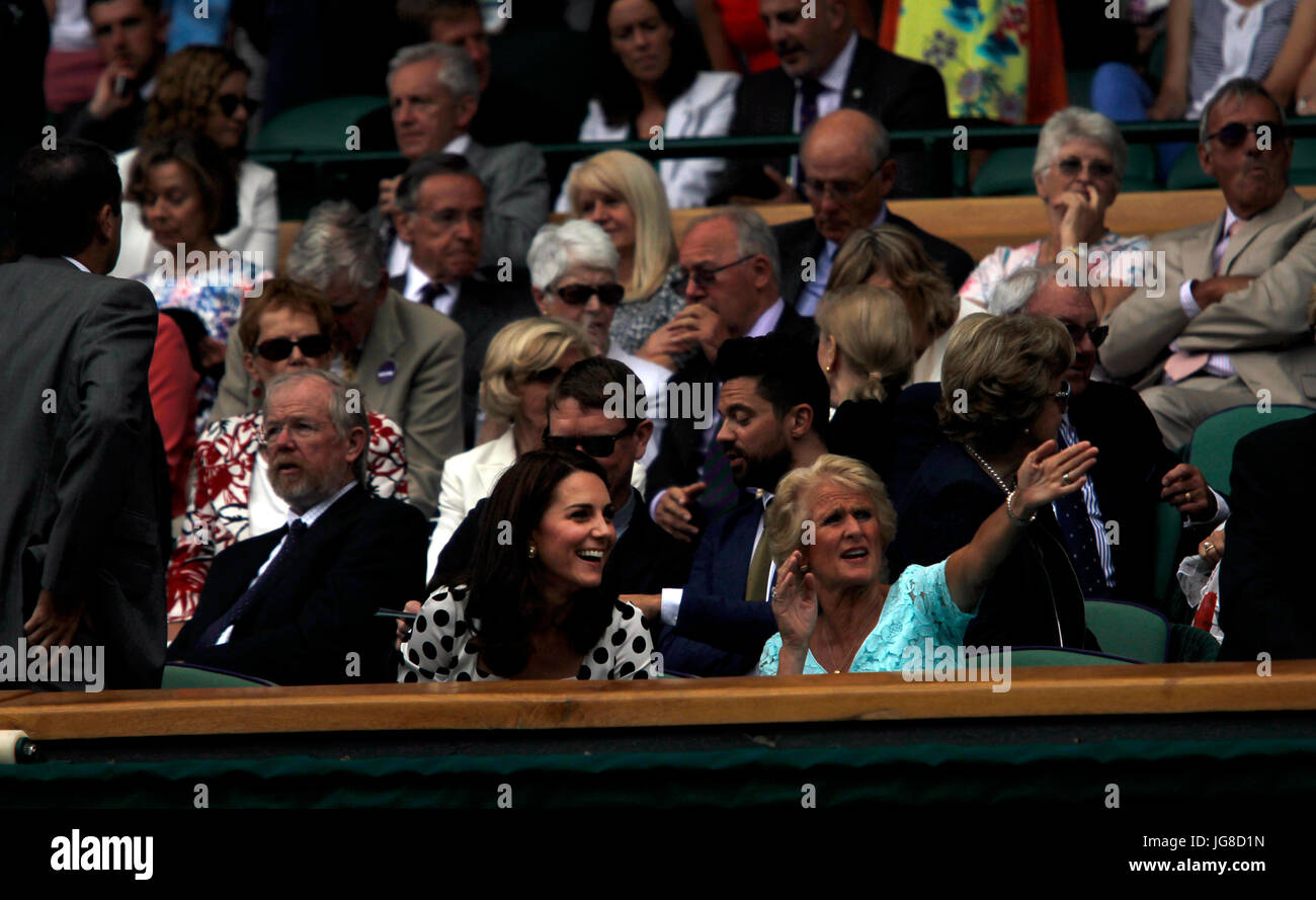 Londres, Royaume-Uni. 3 juillet, 2017. Londres, Royaume-Uni. 06Th Juillet, 2017. 3 juillet, 2017 - Wimbledon : la duchesse de Cambridge, Kate Middleton bénéficie d'un rire dans la loge royale sur le Court Central de Wimbledon, en attendant un délai de pluie au cours du premier tour d'Andy Murray match aujourd'hui. Crédit : Adam Stoltman/Alamy Live News Banque D'Images