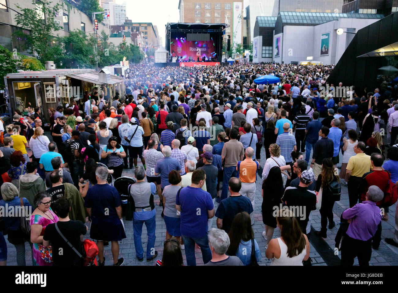 Foule de gens à l'écoute de la chanteuse de jazz Dawn Tyler Watson au Festival International de Jazz de Montréal. Banque D'Images
