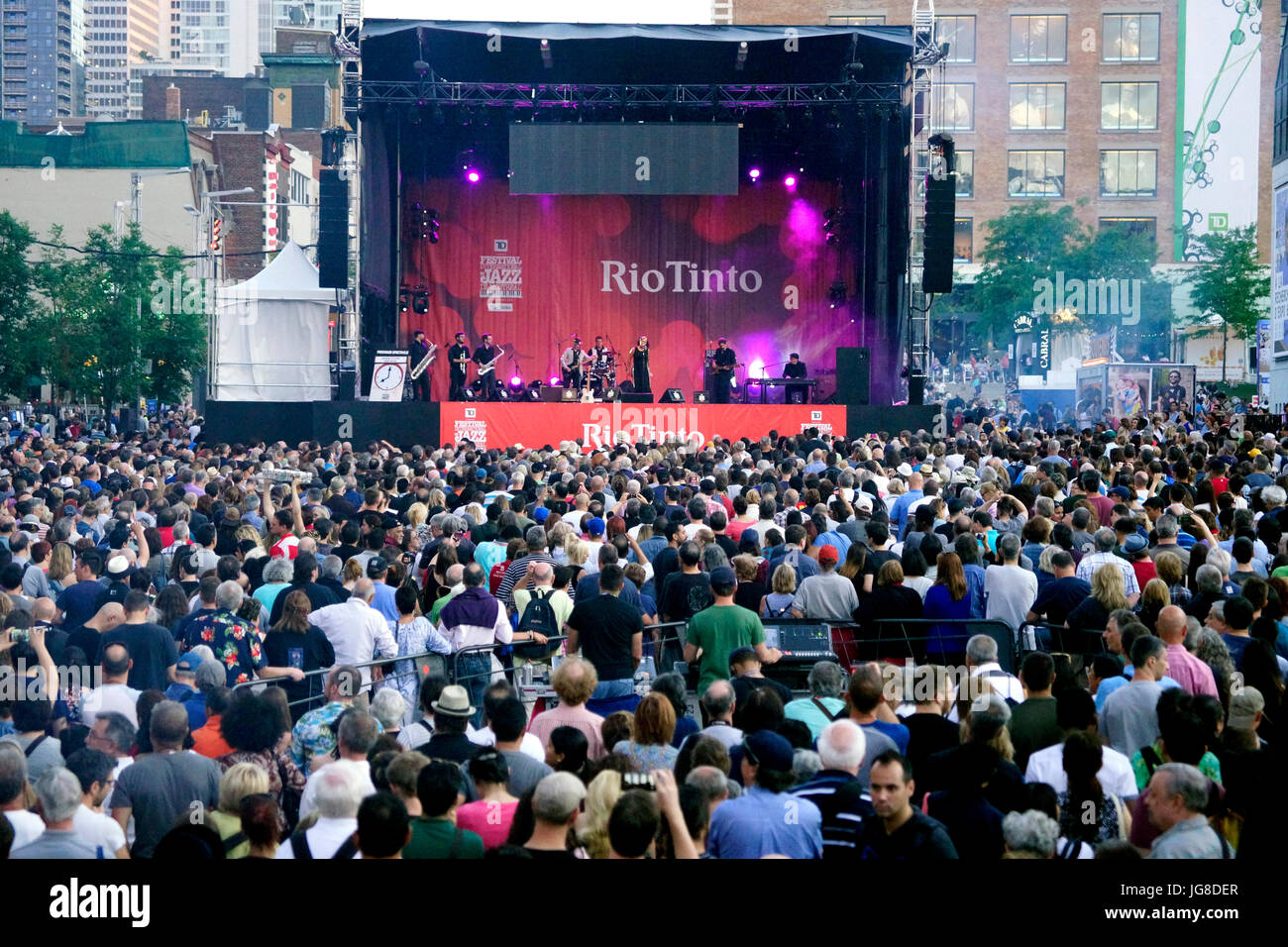 Foule de gens à l'écoute de la chanteuse de jazz Dawn Tyler Watson au Festival International de Jazz de Montréal. Banque D'Images