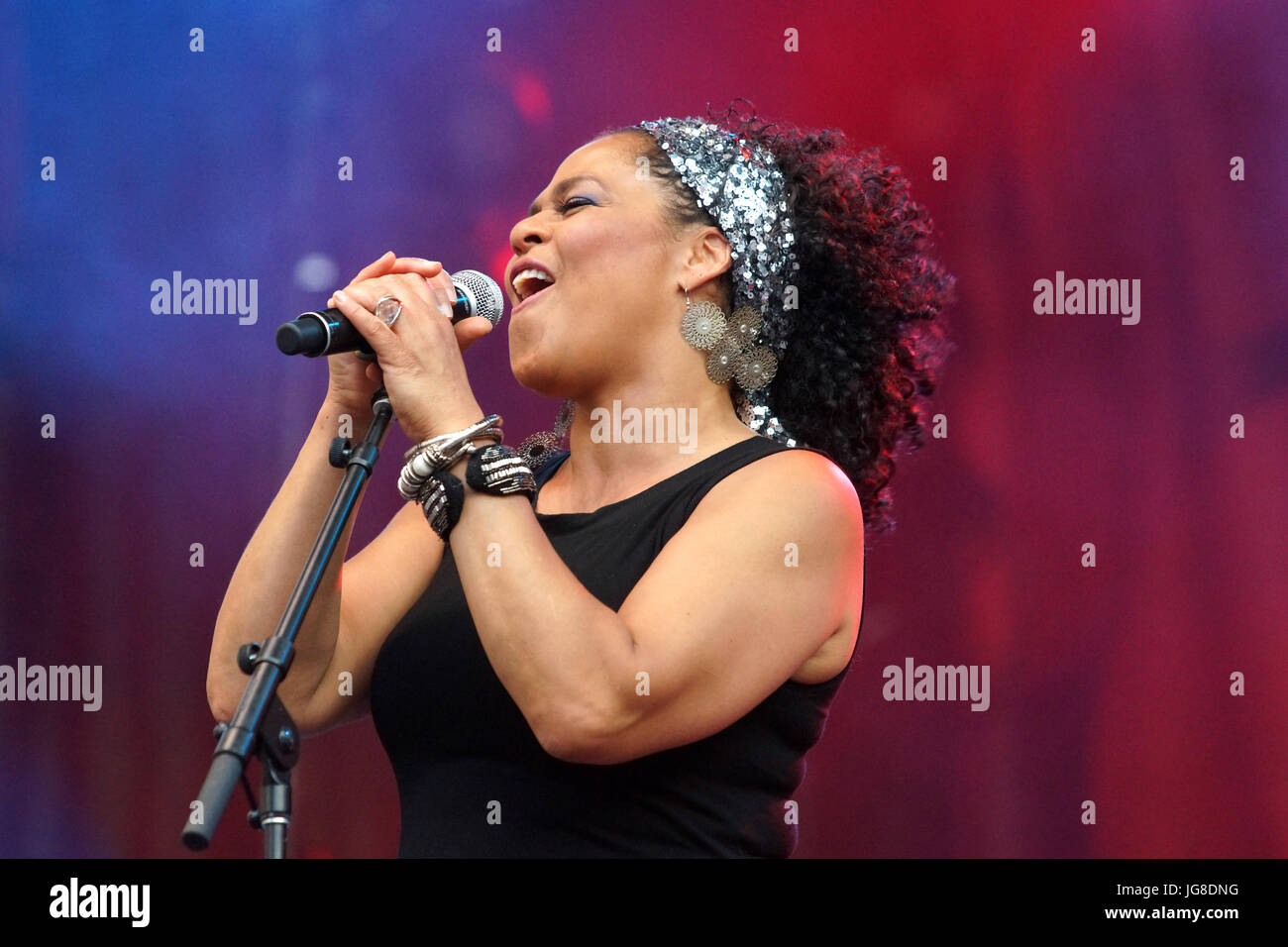 Foule de gens à l'écoute de la chanteuse de jazz Dawn Tyler Watson au Festival International de Jazz de Montréal. Banque D'Images