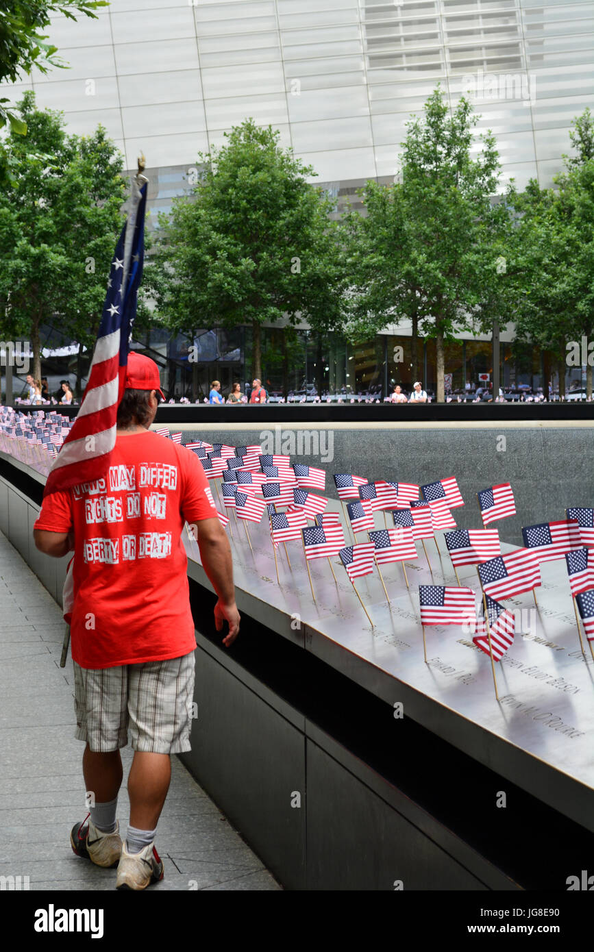 New York City, USA. 30Th May, 2017. Homme portant un drapeau américain à l'honneur commémoratif du 11 septembre 4 juillet dans la ville de New York. Crédit : Christopher Penler/Alamy Live News Banque D'Images