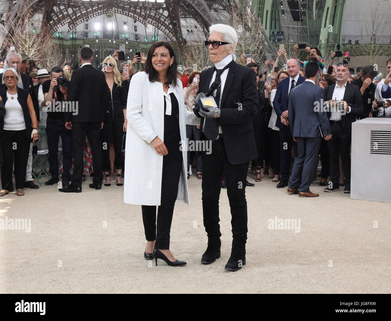 Berlin, Allemagne. 4 juillet, 2017. La maire Anne Hidalgo rend hommage à Karl Lagerfeld allemand avec la médaille d'honneur Grand vermeil de la ville de Paris pendant le défilé Haute Couture de CHANEL le 4 juillet 2017. Dpa : Crédit photo alliance/Alamy Live News Banque D'Images