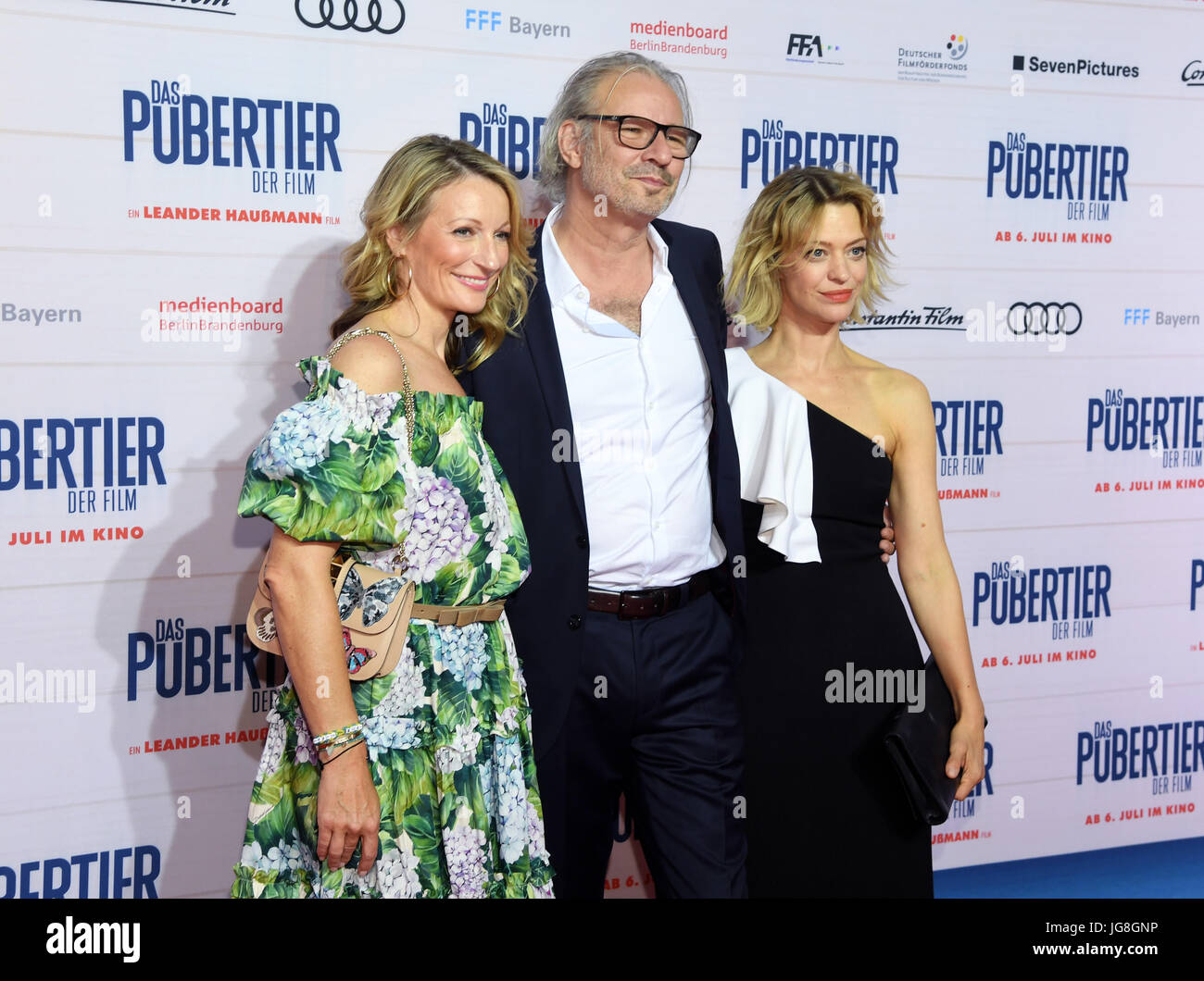 Munich, Allemagne. Le 04 juillet, 2017. L'actrice Monika Gruber (L-R), le directeur Leander Haussmann et de l'actrice Heike Makatsch assister à la première du film 'Das' Pubertier à Munich, Allemagne, 04 juillet 2017. Les films dans les salles allemandes le 6 juillet 2017. Photo : Tobias Hase/dpa/Alamy Live News Banque D'Images