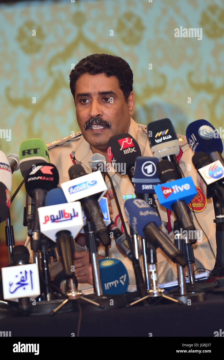 Le Caire, Égypte. 4 juillet, 2017. Le porte-parole militaire libyen Ahmed al-Mesmary parle lors d'une conférence de presse au Caire, en Egypte, le 4 juillet 2017. Le porte-parole militaire libyen Ahmed al-Mesmary Ahmed al-Mesmary le mardi accusé le Qatar, le Soudan et la Turquie de soutenir le terrorisme dans les pays arabes déchirés par les conflits. Credit : Zhao Dingzhe/Xinhua/Alamy Live News Banque D'Images