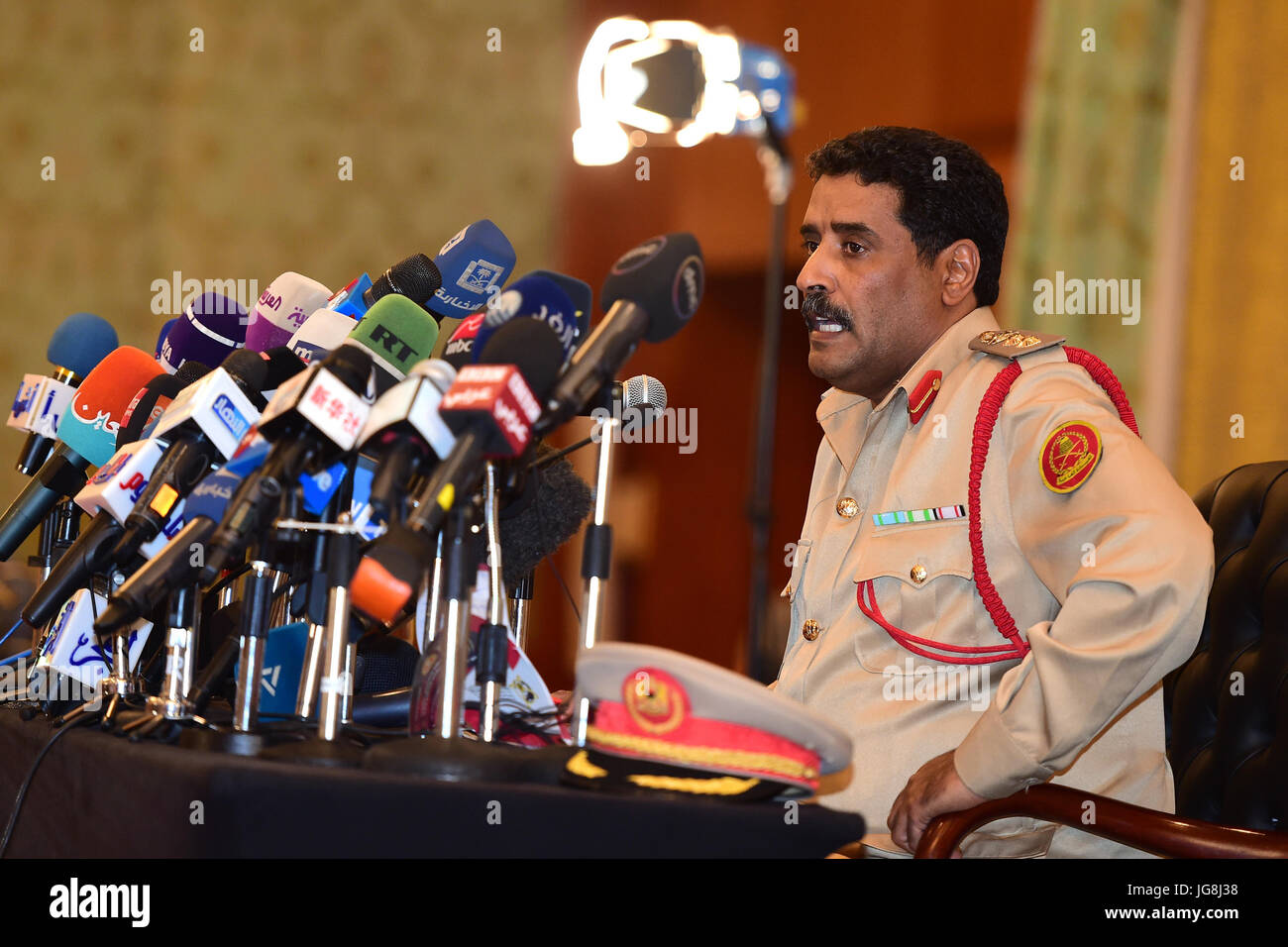 Le Caire, Égypte. 4 juillet, 2017. Le porte-parole militaire libyen Ahmed al-Mesmary parle lors d'une conférence de presse au Caire, en Egypte, le 4 juillet 2017. Le porte-parole militaire libyen Ahmed al-Mesmary le mardi accusé le Qatar, le Soudan et la Turquie de soutenir le terrorisme dans les pays arabes déchirés par les conflits. Credit : Zhao Dingzhe/Xinhua/Alamy Live News Banque D'Images