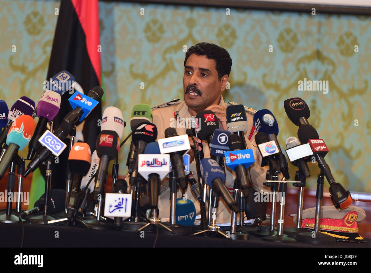 Le Caire, Égypte. 4 juillet, 2017. Le porte-parole militaire libyen Ahmed al-Mesmary parle lors d'une conférence de presse au Caire, en Egypte, le 4 juillet 2017. Le porte-parole militaire libyen Ahmed al-Mesmary le mardi accusé le Qatar, le Soudan et la Turquie de soutenir le terrorisme dans les pays arabes déchirés par les conflits. Credit : Zhao Dingzhe/Xinhua/Alamy Live News Banque D'Images