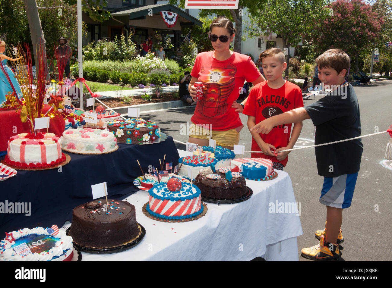 Long Beach Usa Le 04 Juillet 17 Une Mere Et Deux Garcons Admirer Les Gateaux Prets Pour La Marche Gateau Au Bluff Heights 4 Juillet Fete De Quartier Long Beach Ca Deioma