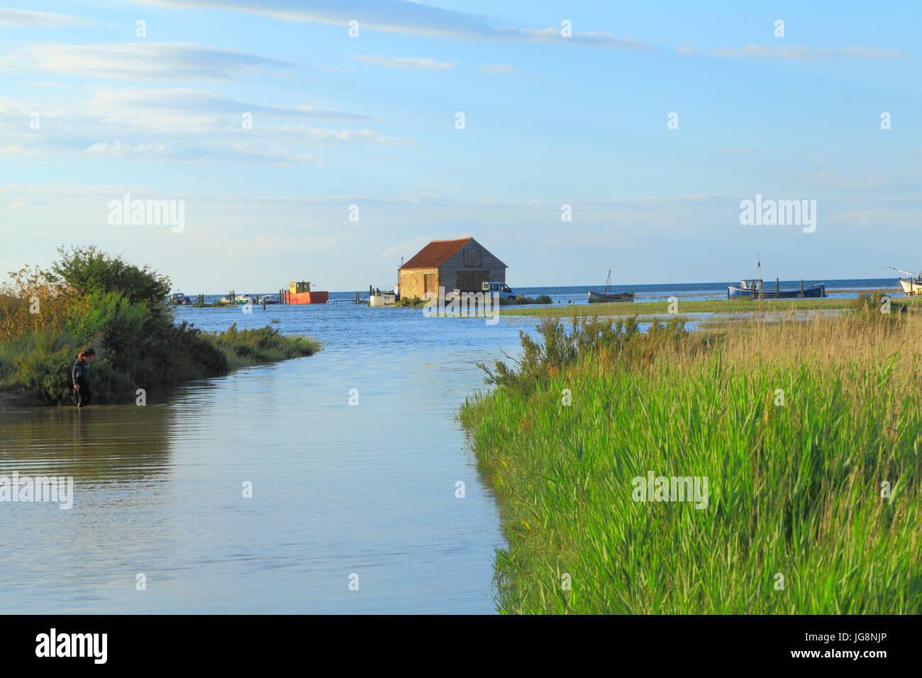 Thornham, Creek, Port, le charbon Barn, marée haute, Norfolk, Angleterre, Royaume-Uni, côte de la mer du Nord, véhicule marooned, par les marées, les ondes de tempête Banque D'Images