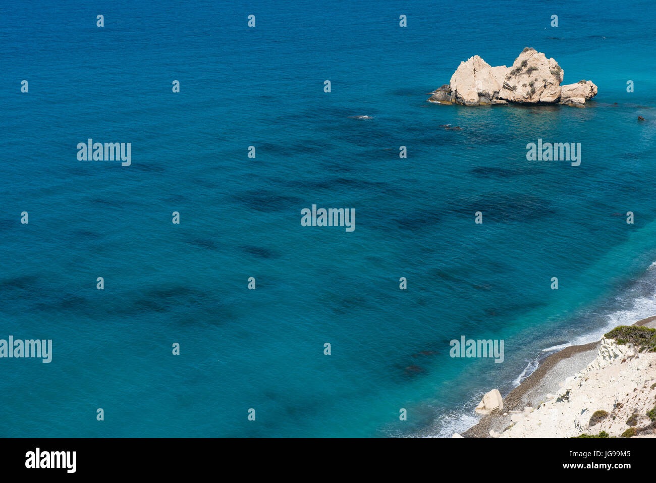 Rocher d'Aphrodite. Côte Rocheuse sur la mer Méditerranée à Chypre. Petra tou Roumiou est le lieu de naissance de la déesse Aphrodite Banque D'Images