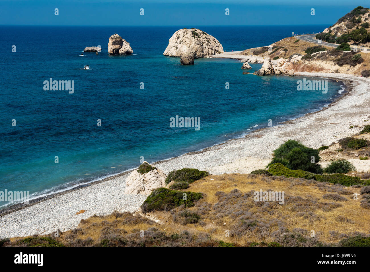 Rocher d'Aphrodite. Côte Rocheuse sur la mer Méditerranée à Chypre. Petra tou Roumiou est le lieu de naissance de la déesse Aphrodite Banque D'Images