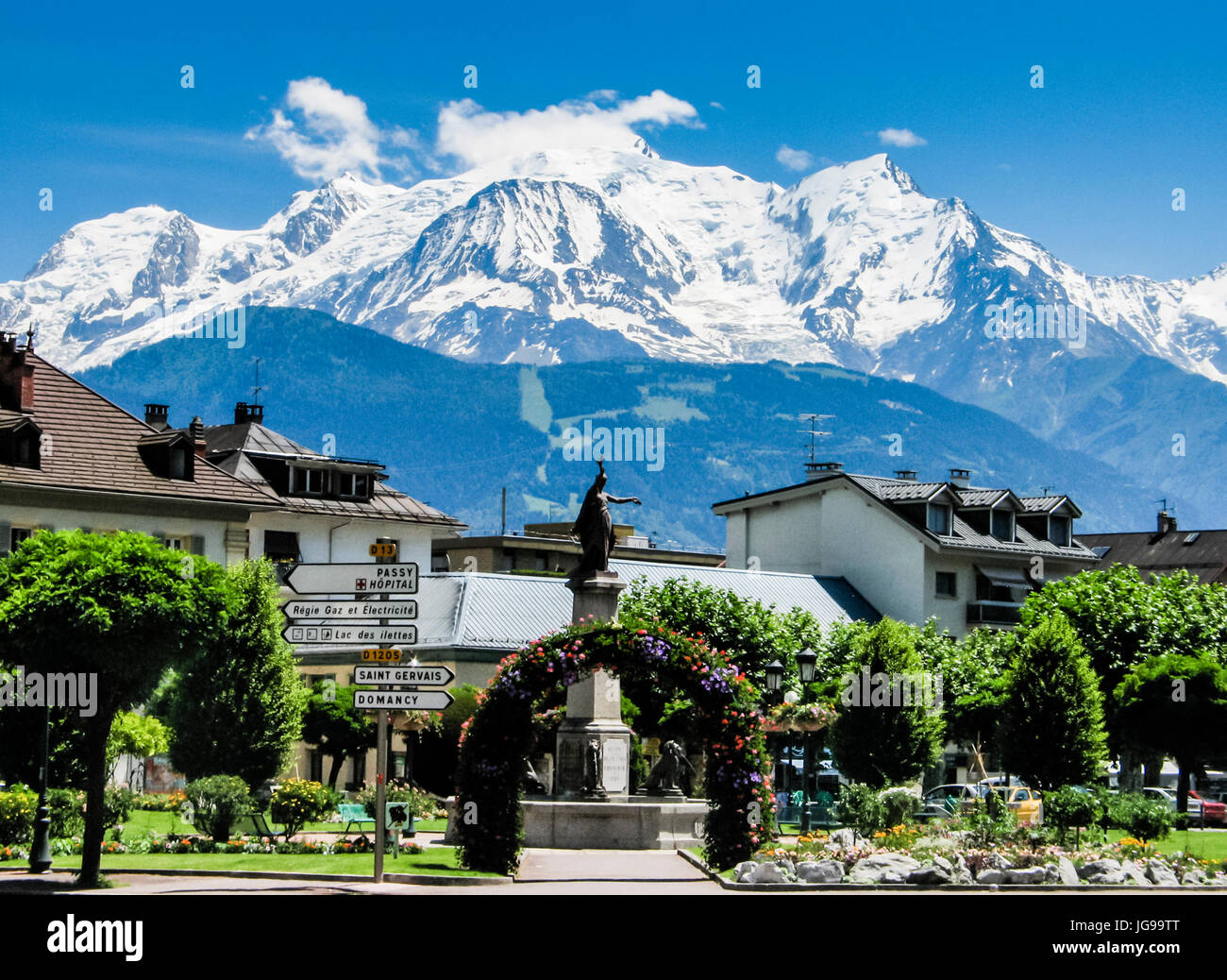 Vue d'une des plus hautes montagnes des Alpes, le Mont Blanc. à partir de la Place Charles Albert, Sallanches, Haute-Savoie, France Banque D'Images