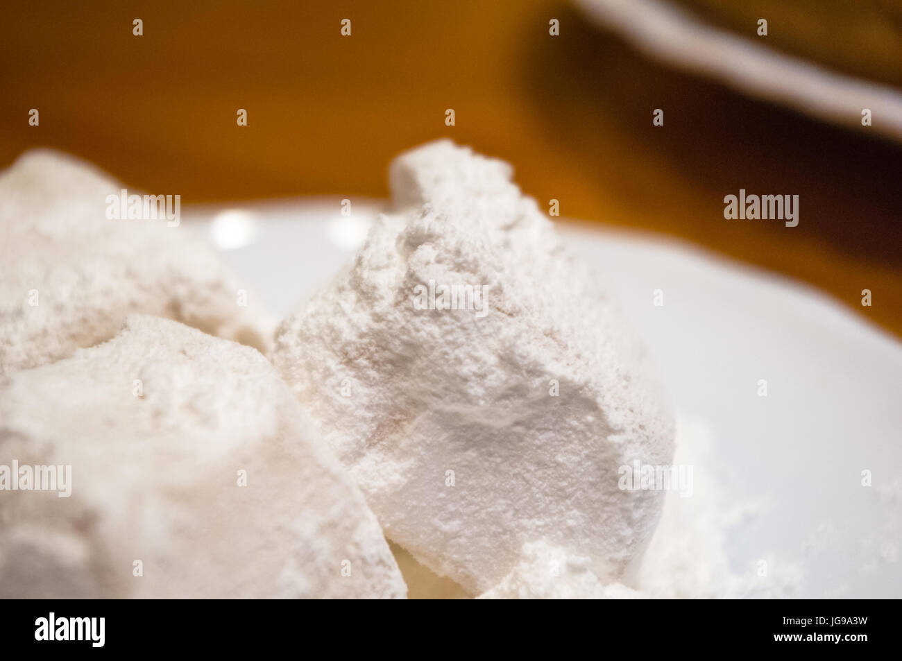 Loukoum ou rahat lokum-blanc sur une soucoupe, selective focus Banque D'Images