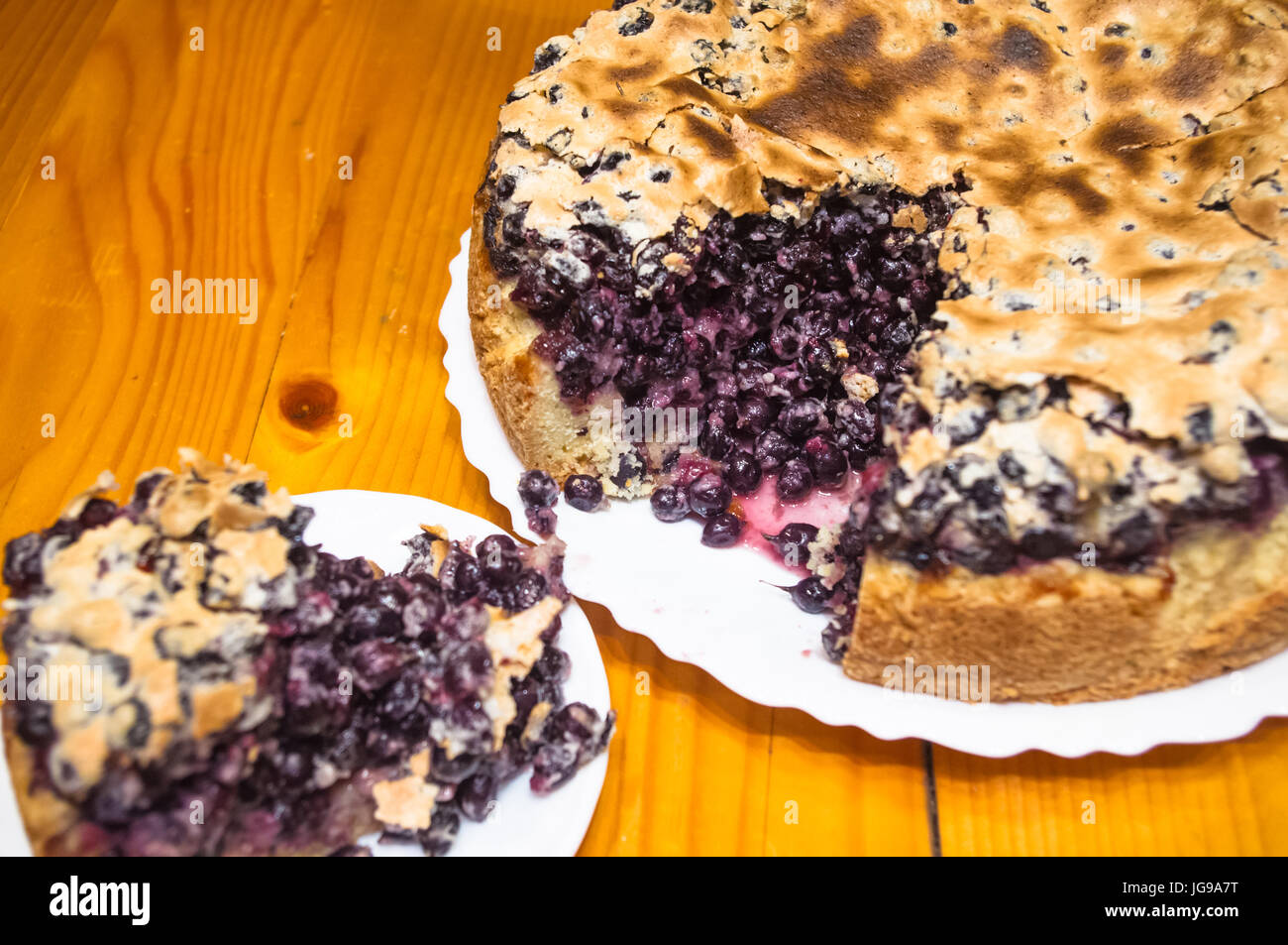Gateau Eponge Avec De Cassis Dans Un Plat Blanc Sur Fond De Bois Photo Stock Alamy