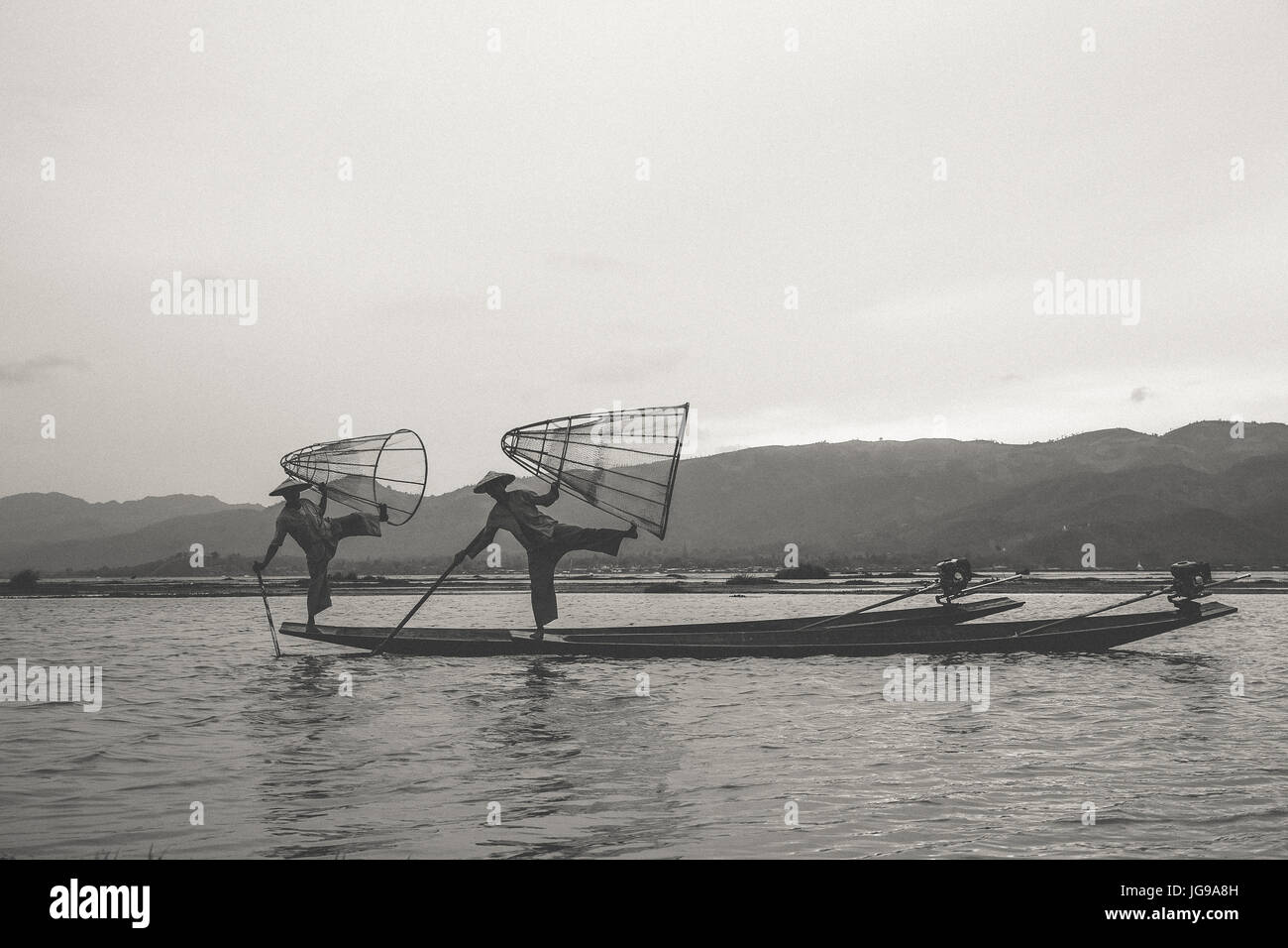 Les pêcheurs performing art sur le lac Inle - Myanmar Banque D'Images