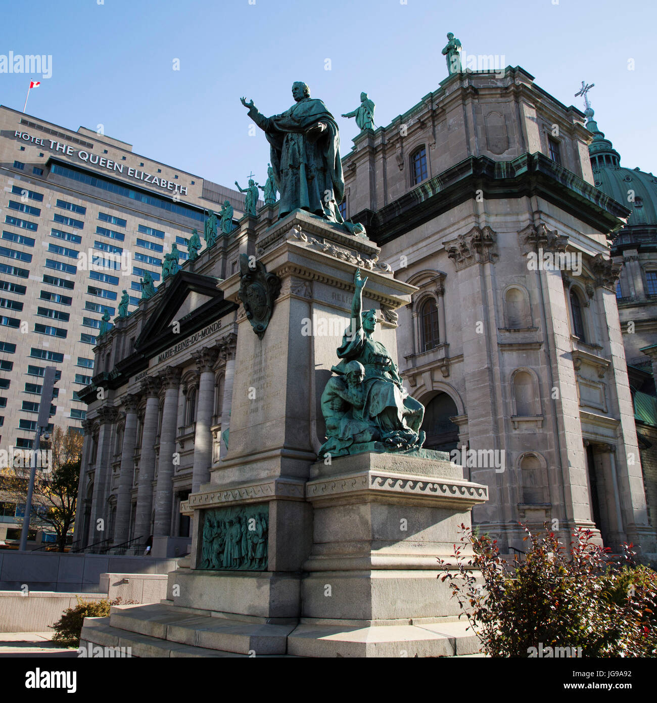 Ignace Bourget monument par le Marie Reine du monde (la cathédrale Marie-Reine-du-Monde) à Montréal, Canada. Banque D'Images