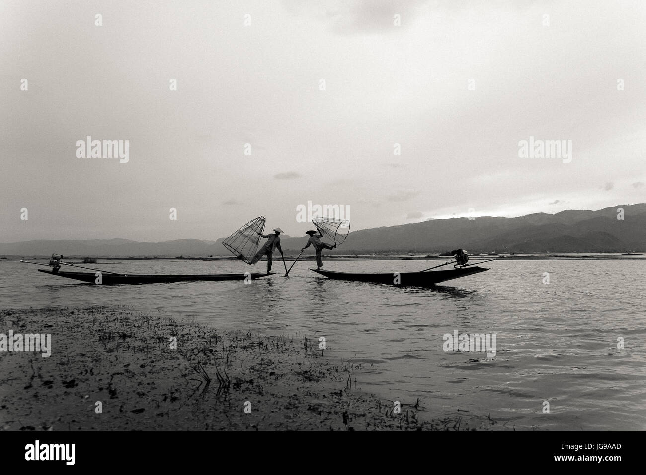 Les pêcheurs performing art sur le lac Inle - Myanmar Banque D'Images