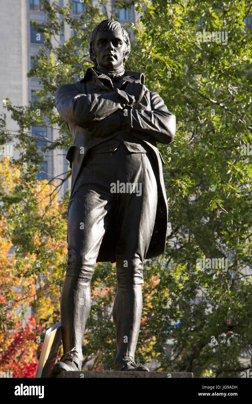 État de Robert Burns au Square Dorchester à Montréal, Canada. Burns (1759 - 1796) est poète national de l'Écosse. Banque D'Images