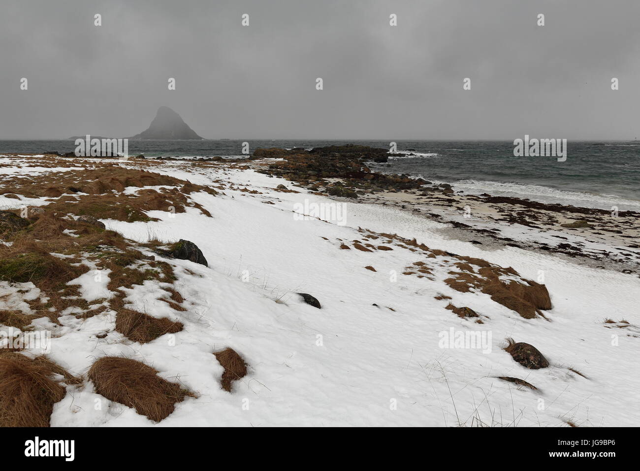 Tempête de plus Bleiksoya-plus grand resort de macareux en Norvège-île pour le SW.le long du rivage de Bleik-village de pêcheurs près de la ville de Andenes-Andoy kommu Banque D'Images