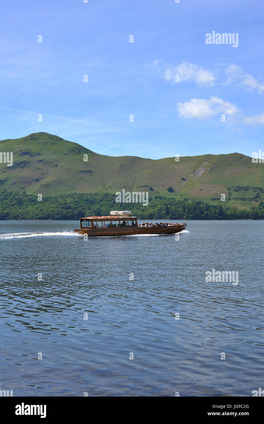 Cruiser sur le lac Derwentwater dans le Lake District Banque D'Images