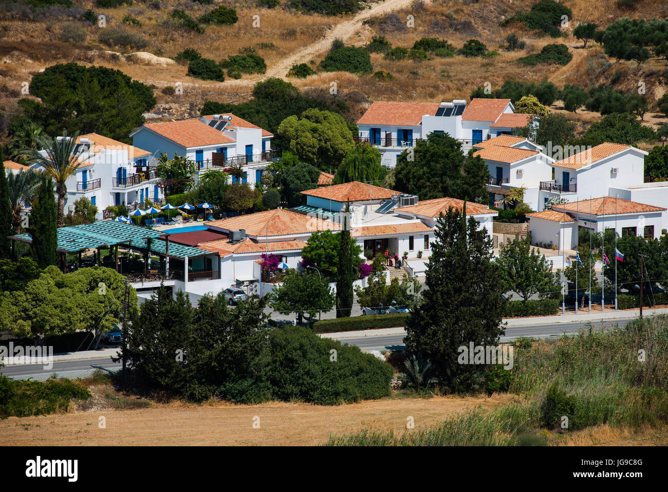 La baie de Pissouri, Chypre - 14 juin 2017 : l'Pissouri Bay Resort est un petit village à l'amiable avec appartements privés sur la côte de la mer Méditerranée Banque D'Images