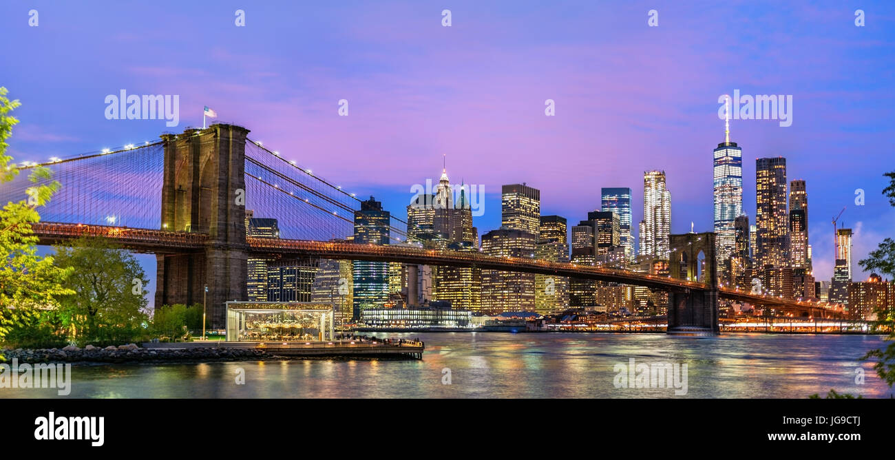 Pont de Brooklyn et Manhattan au coucher du soleil - New York, USA Banque D'Images