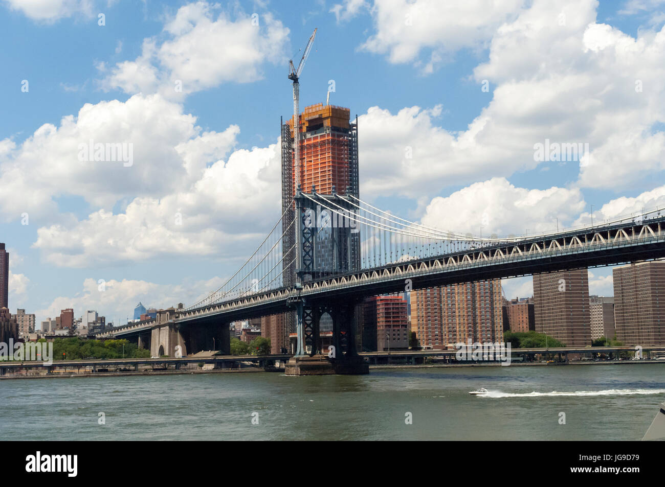 La tour ouest du pont de Manhattan se trouve en face de l'eau partiellement fini la construction de la "Extell un Manhattan Square' le développement de luxe dans les deux ponts près de New York, vu le dimanche, Juillet 2, 2017. (© Richard B. Levine) Banque D'Images
