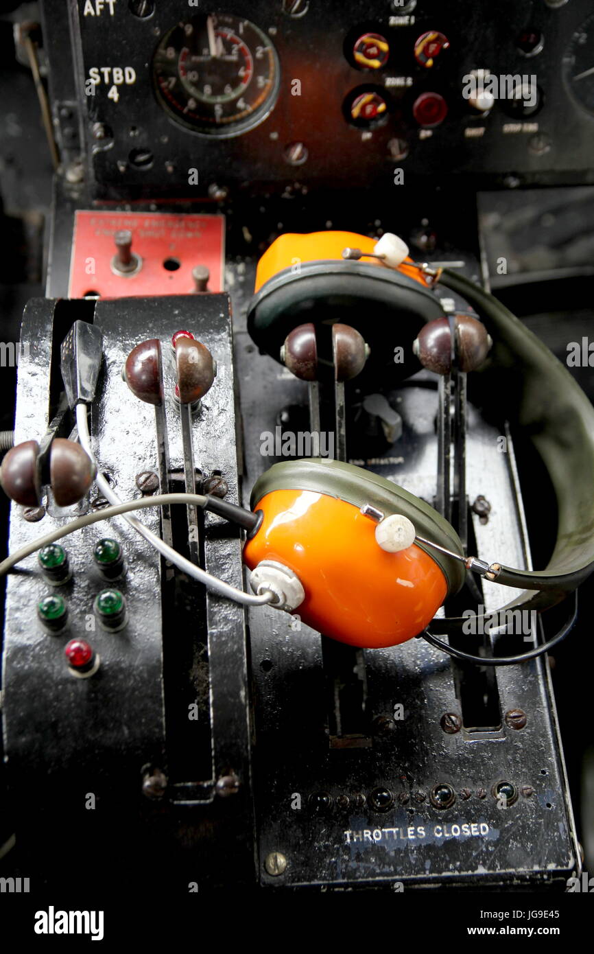 La commande de l'accélérateur, des écouteurs et des instruments d'un vintage SRN4 canal désaffecté croix aéroglisseur Banque D'Images
