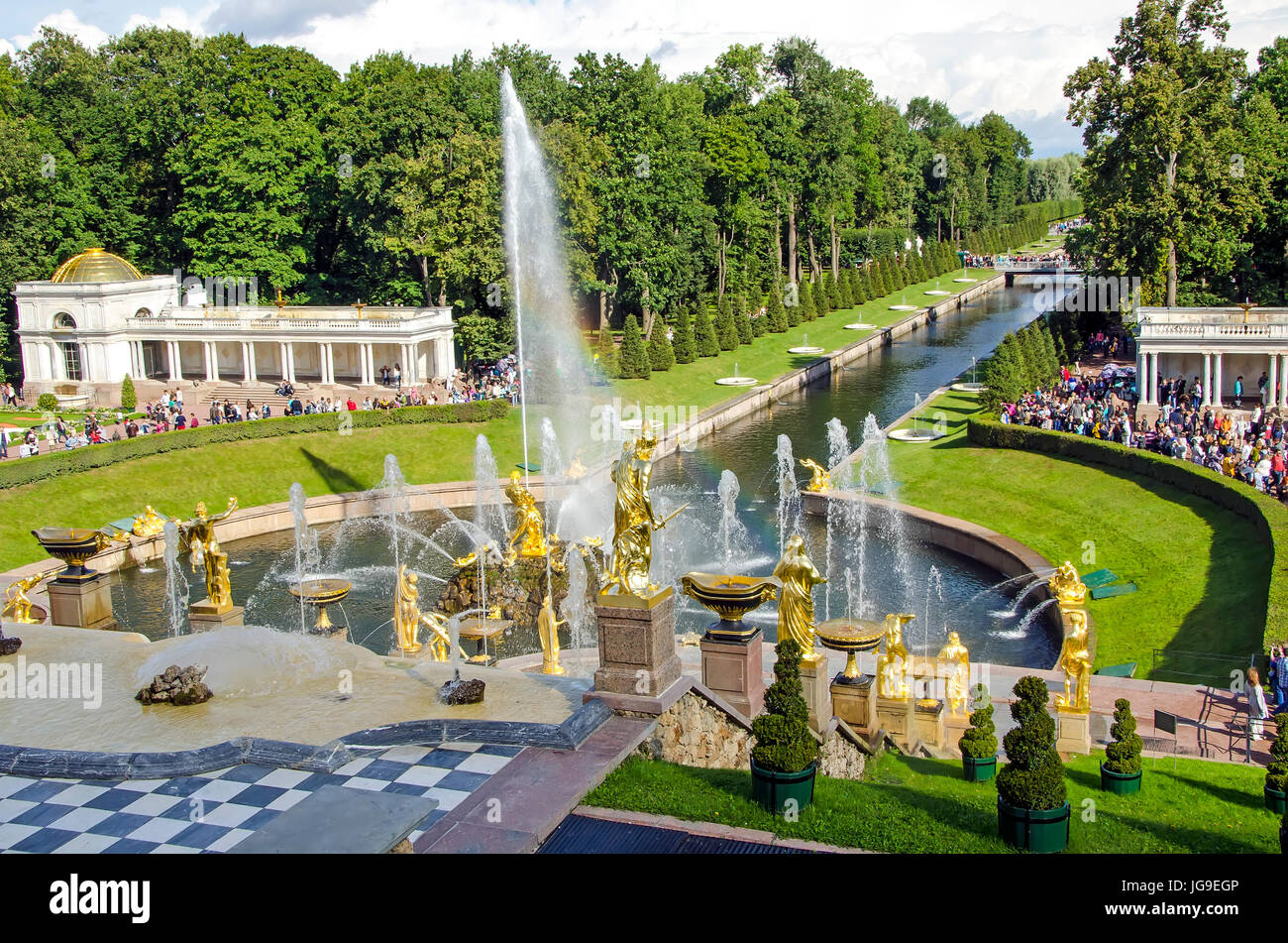 Peterhof Palace Grande Cascade avec fontaines et jardins en été près de Saint Petersburg, Russie Banque D'Images