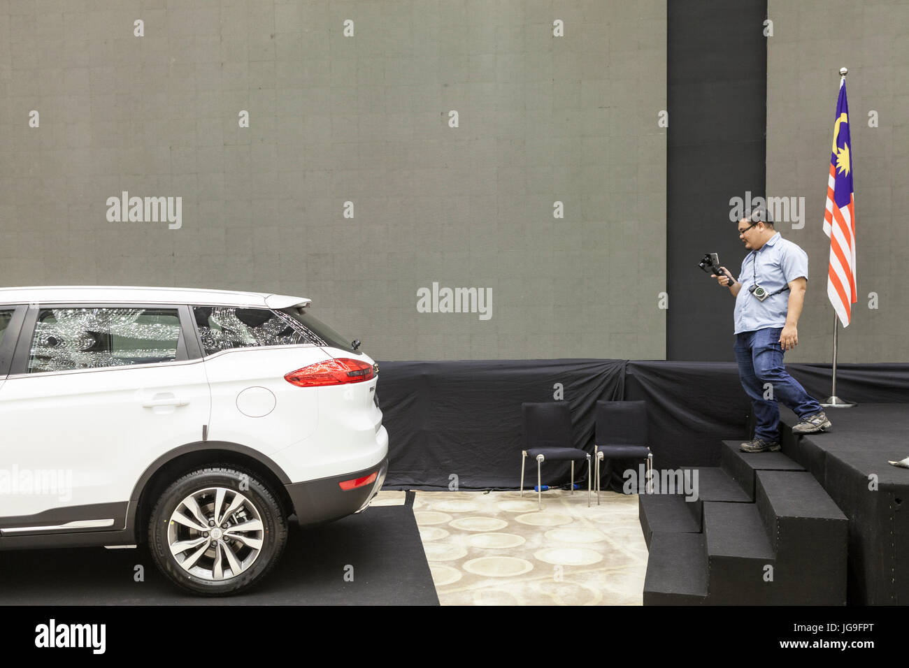 Un membre des médias prend une photographie d'un Zhejiang Geely Holding Group Co. Boyue véhicule utilitaire sport (VUS) à la suite d'une cérémonie de signature entre la DRB-Hicom Bhd. et Geely à Kuala Lumpur, Malaisie, le vendredi 23 juin, 2017. Banque D'Images