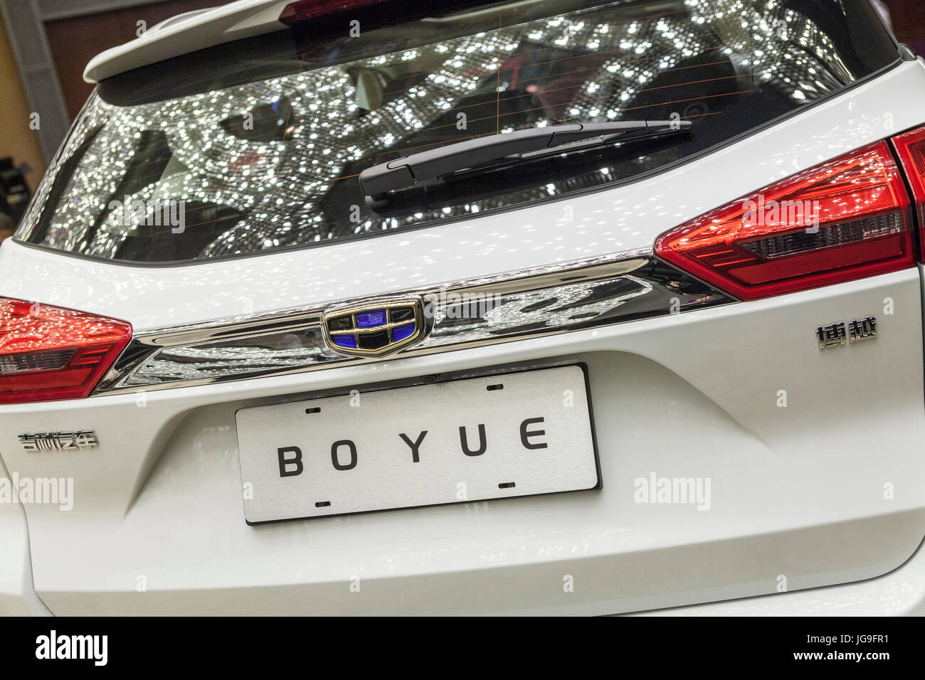 Un Zhejiang Geely Holding Group Co. Boyue véhicule utilitaire sport (VUS) se tient à l'écran après une cérémonie de signature entre la DRB-Hicom Bhd. et Geely à Kuala Lumpur, Malaisie, le vendredi 23 juin, 2017. Banque D'Images