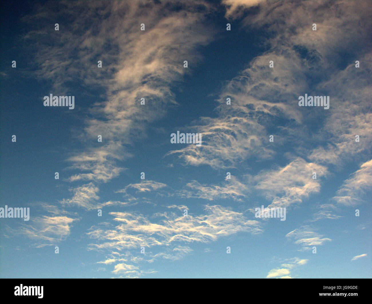 Pareidolia faciale ciel bleu avec des nuages blancs qui ressemblent à des guerriers du visage ou de pompier avec casque Banque D'Images