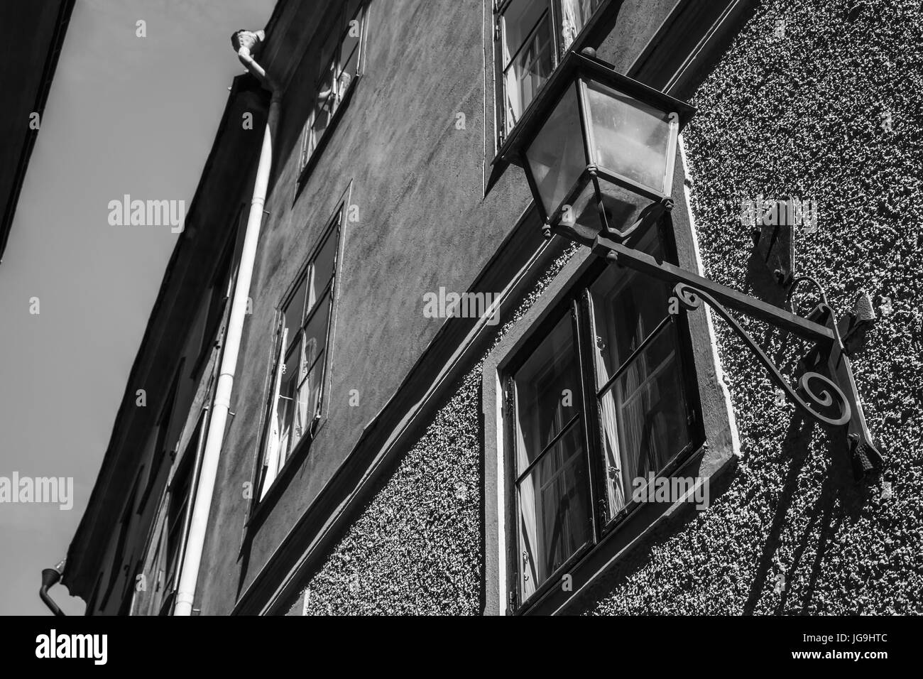Lumière de rue dans la vieille ville de Stockholm. Photo en noir et blanc Banque D'Images