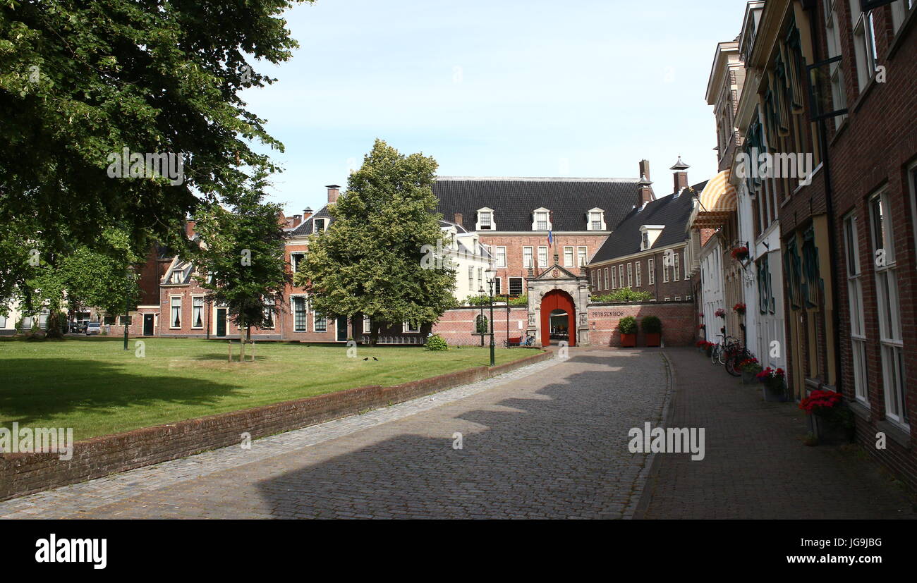 Cimetière de Martinikerhof & square, le centre de Groningen, aux Pays-Bas en été. L'hôtel Prinsenhof luxueux en arrière-plan. Banque D'Images