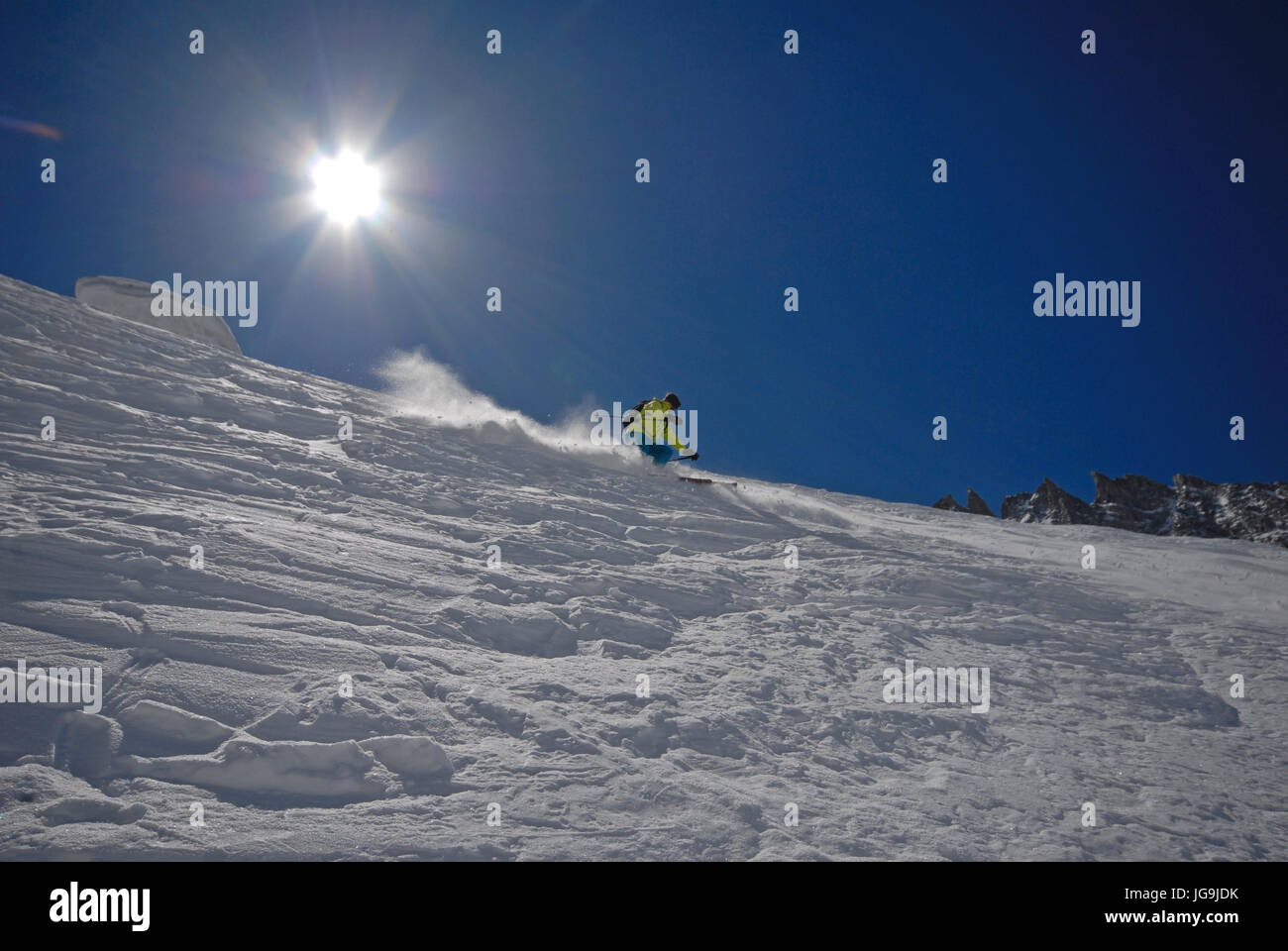 Hors piste skieur solitaire sur l'arrière du Grand monte en ordre décroissant à l'Argenetiere glacier Banque D'Images