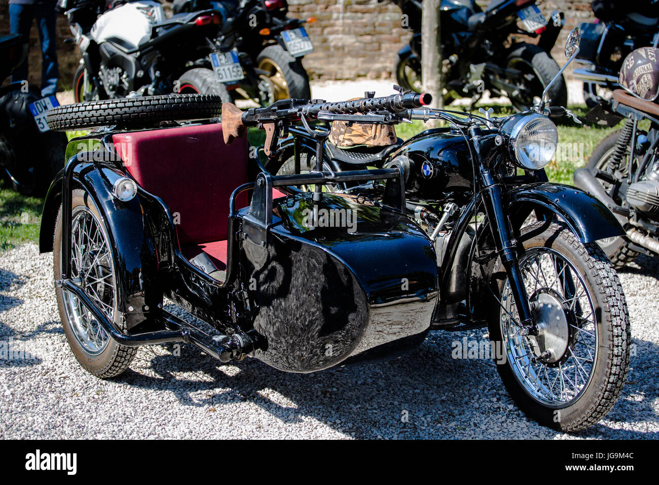 Beau, vieux, militaire personnalisé BMW moto R71 après une réunion sur la  rénovation des motos Photo Stock - Alamy