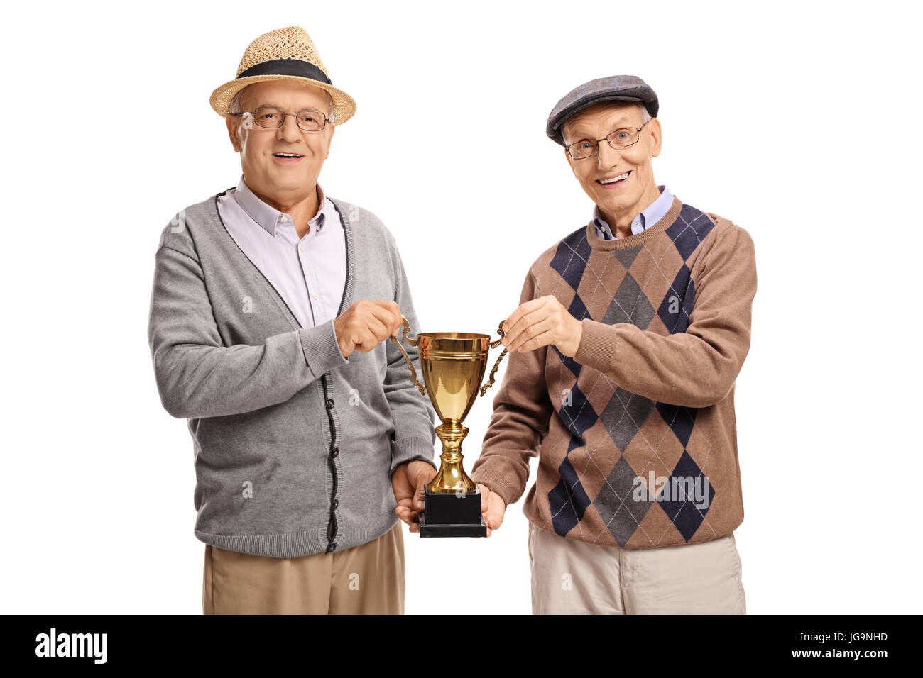 Heureux les personnes âgées titulaires d'un trophée d'or isolé sur fond blanc Banque D'Images