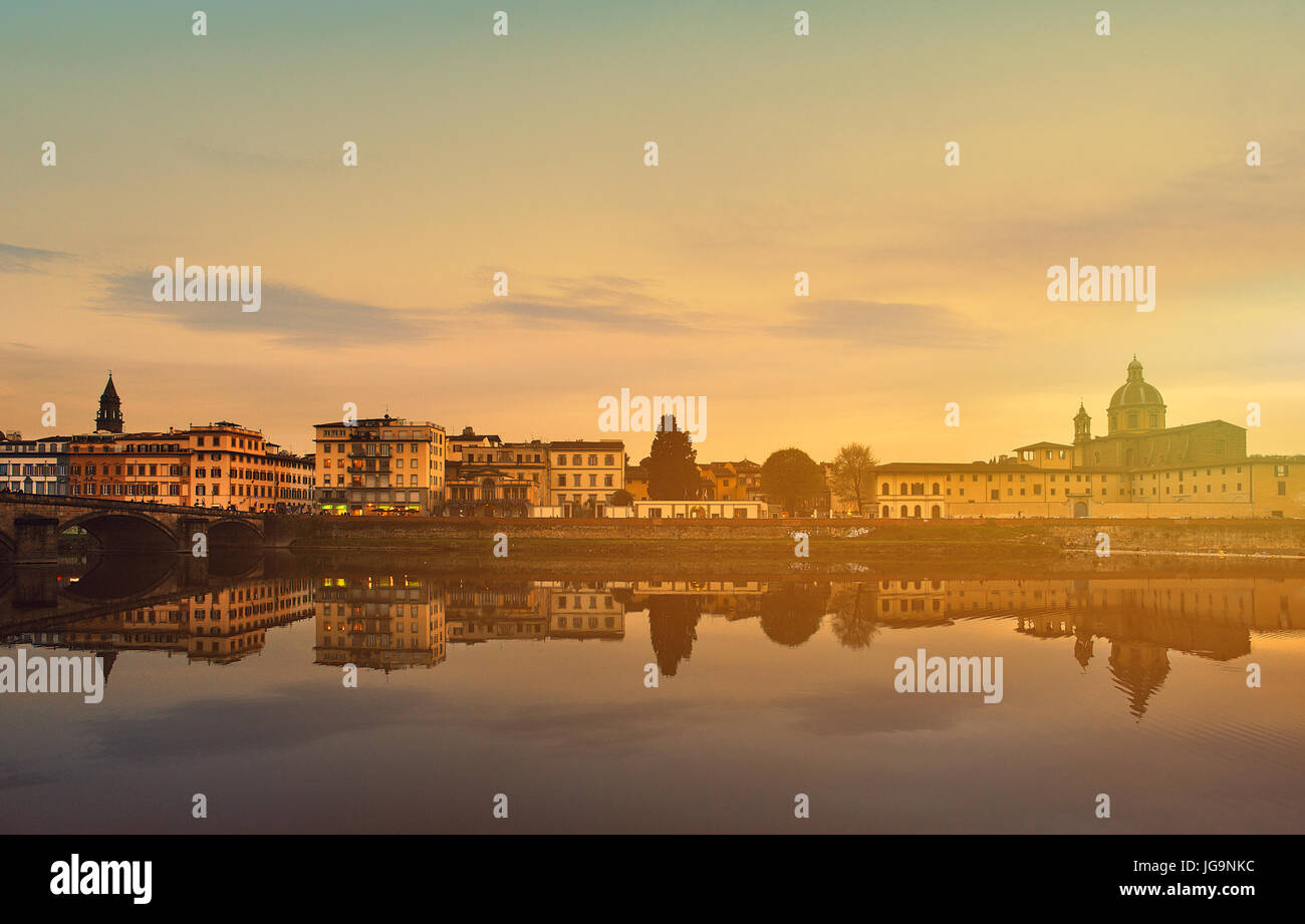 Arno panorama au coucher du soleil, Florence, Italie, en avril 1, 2017 Banque D'Images