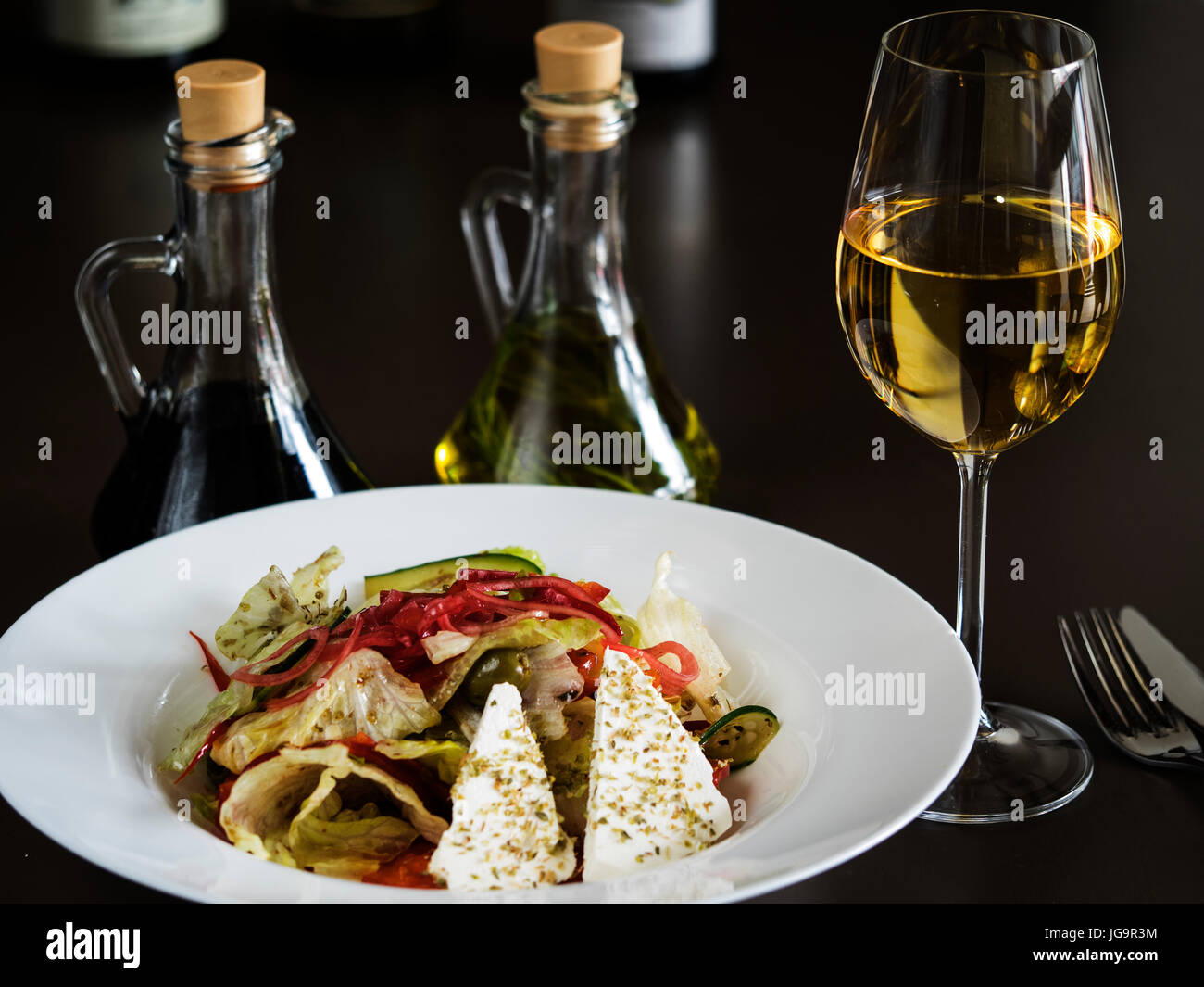 Salade grecque avec des légumes frais, fromage feta et olives noires Banque D'Images