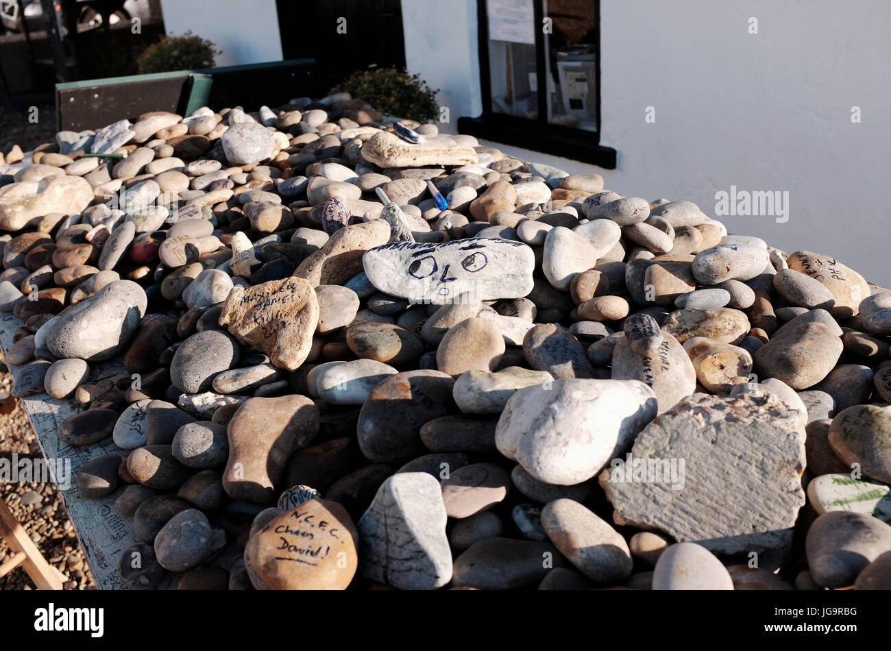 Suffolk Aldeburgh UK Juin 2017 - Le Sud d'Aldeburgh Lookout où public sont invités à laisser un message sur un caillou Banque D'Images