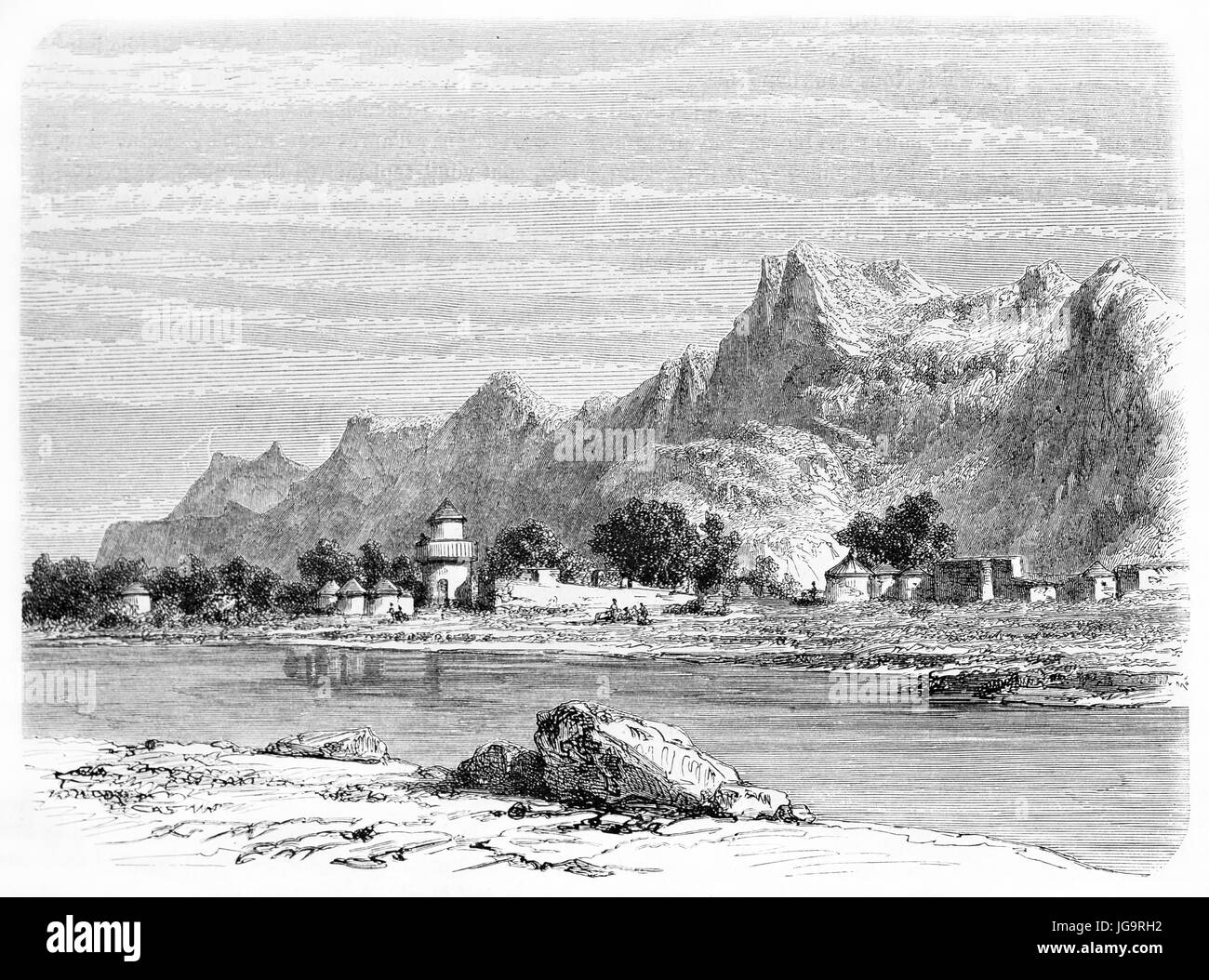 Petite ville s'élevant sur une rivière calme sous les montagnes rocheuses Kassala, Soudan. Art de style gravure de tons gris antique par Girardet, le Tour du monde, 1861 Banque D'Images