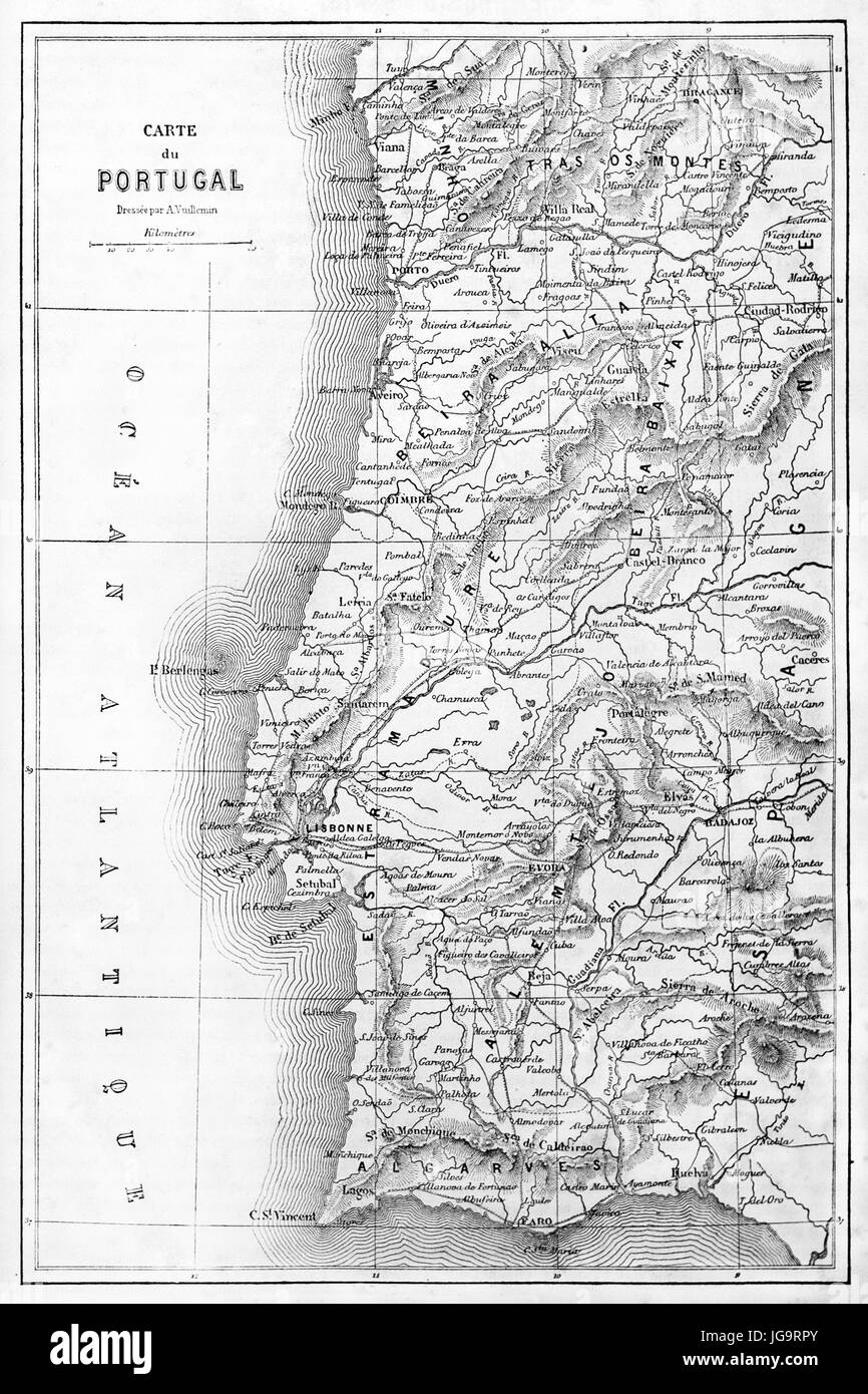 Ancienne carte topographique verticale du Portugal. Art de style gravure de tons gris anciens par Erhard et Bonaparte, publié sur le Tour du monde, Paris Banque D'Images