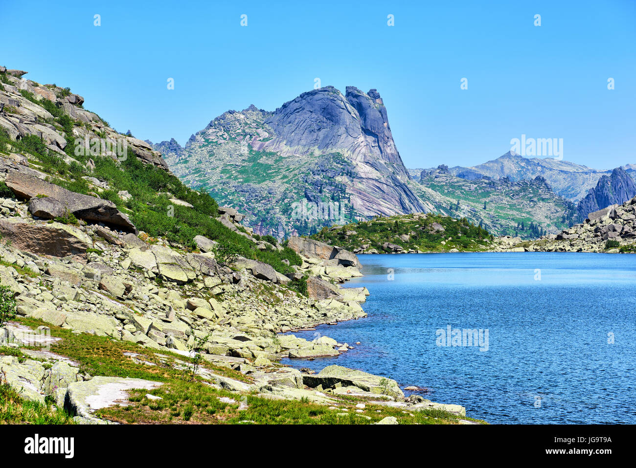 Le Lac des esprits de la montagne. Étang typique d'origine glaciaire. Parc Nature Ergaki. Sayan de l'Ouest. Région de Krasnoïarsk. La Russie Banque D'Images