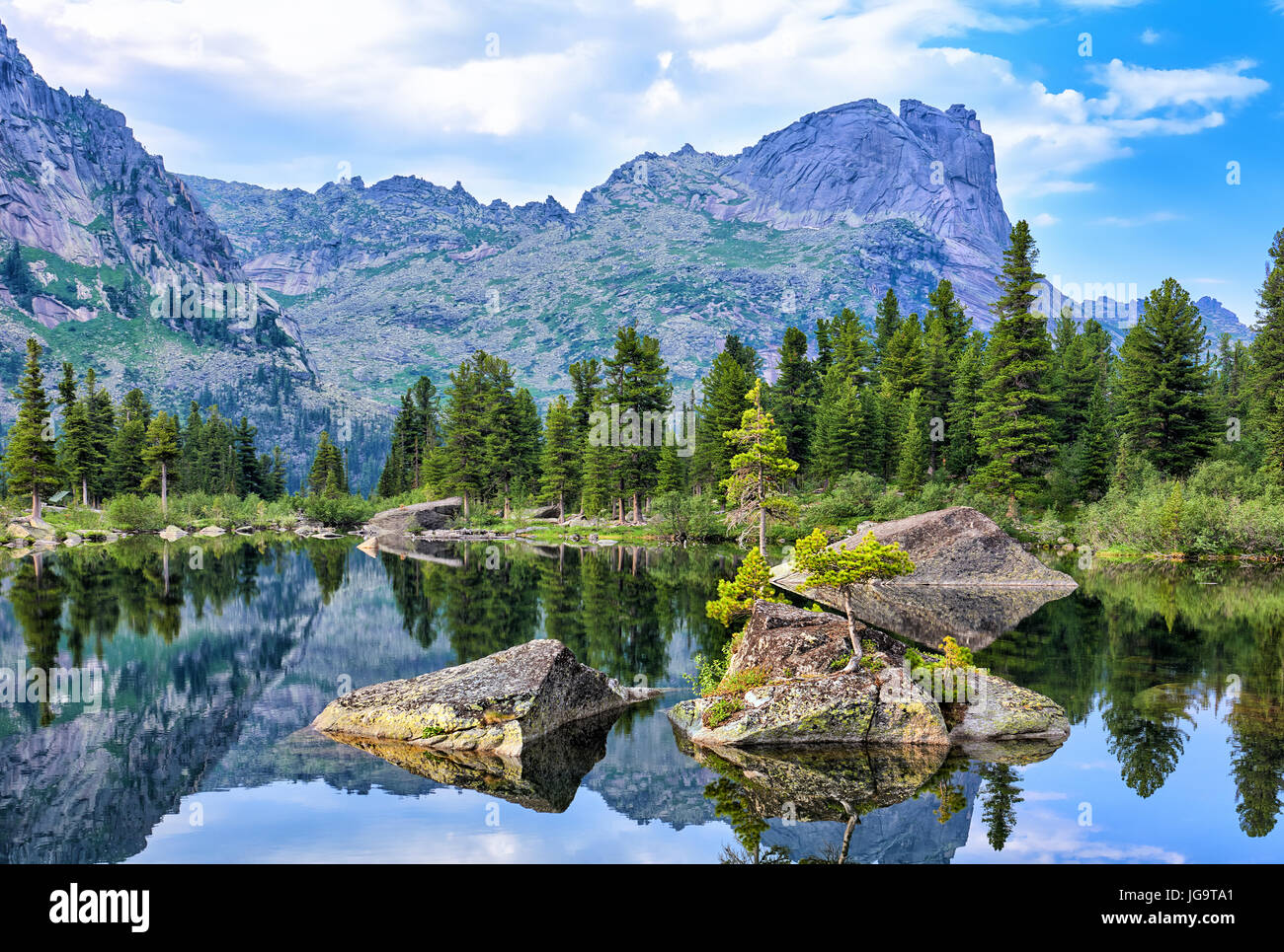Les gros fragments de roches dans l'eau du lac de montagne. Parc Nature Ergaki. La Sibérie. La Russie Banque D'Images
