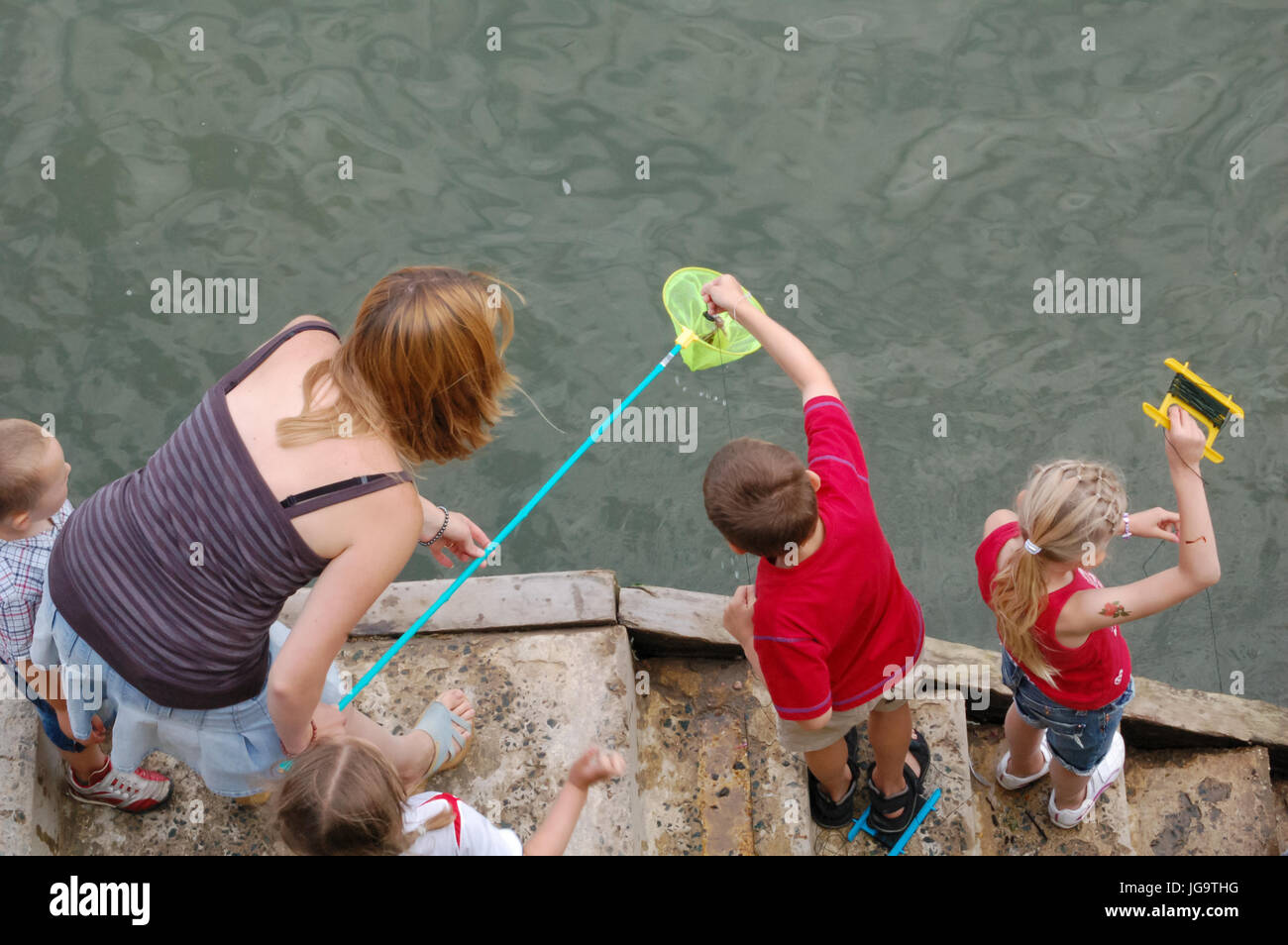 Une famille la pêche de crabes à Dartmouth dans le sud Deon, UK. Banque D'Images