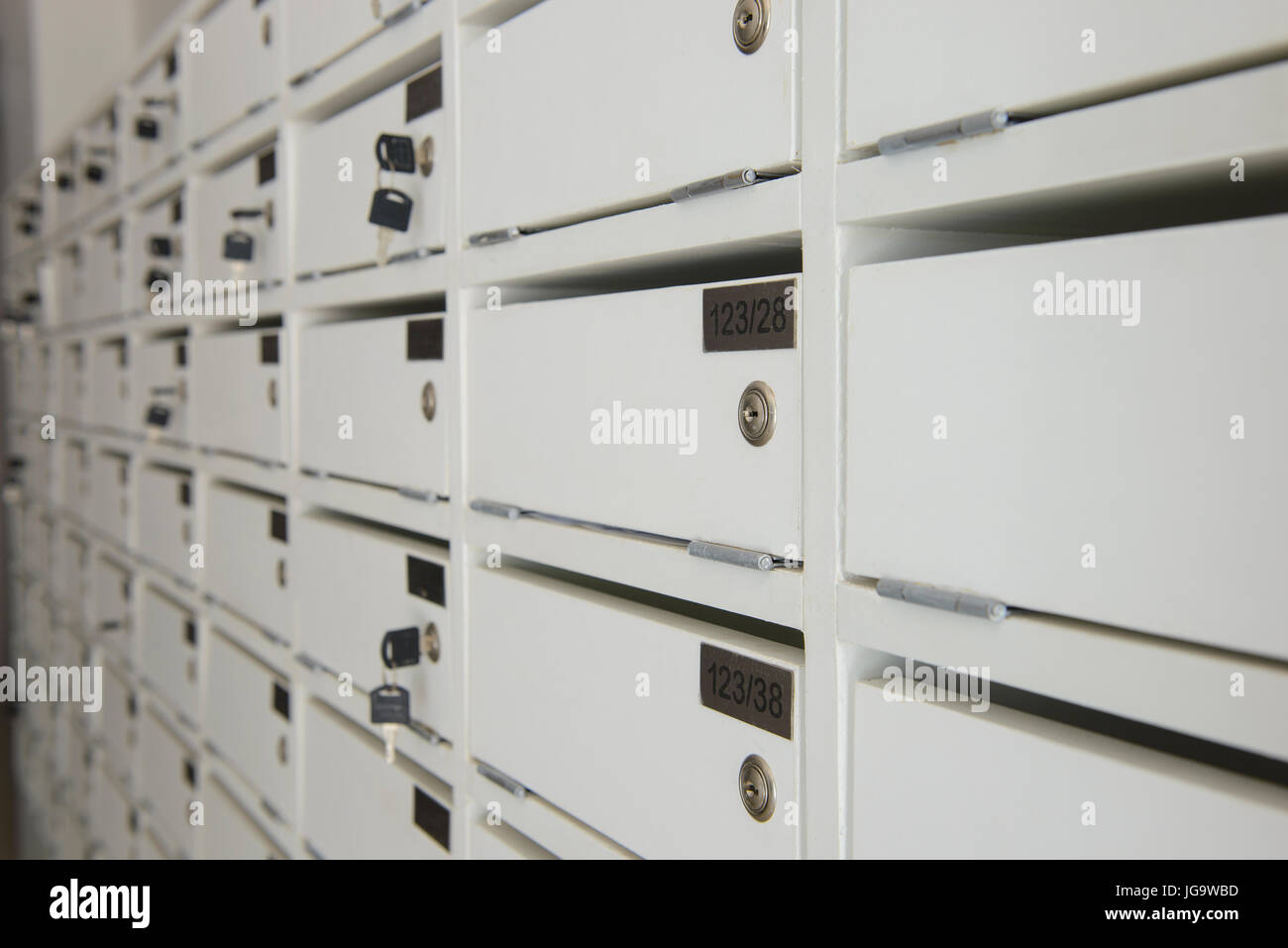 Casier en bois boîtes aux lettres blanc Banque D'Images